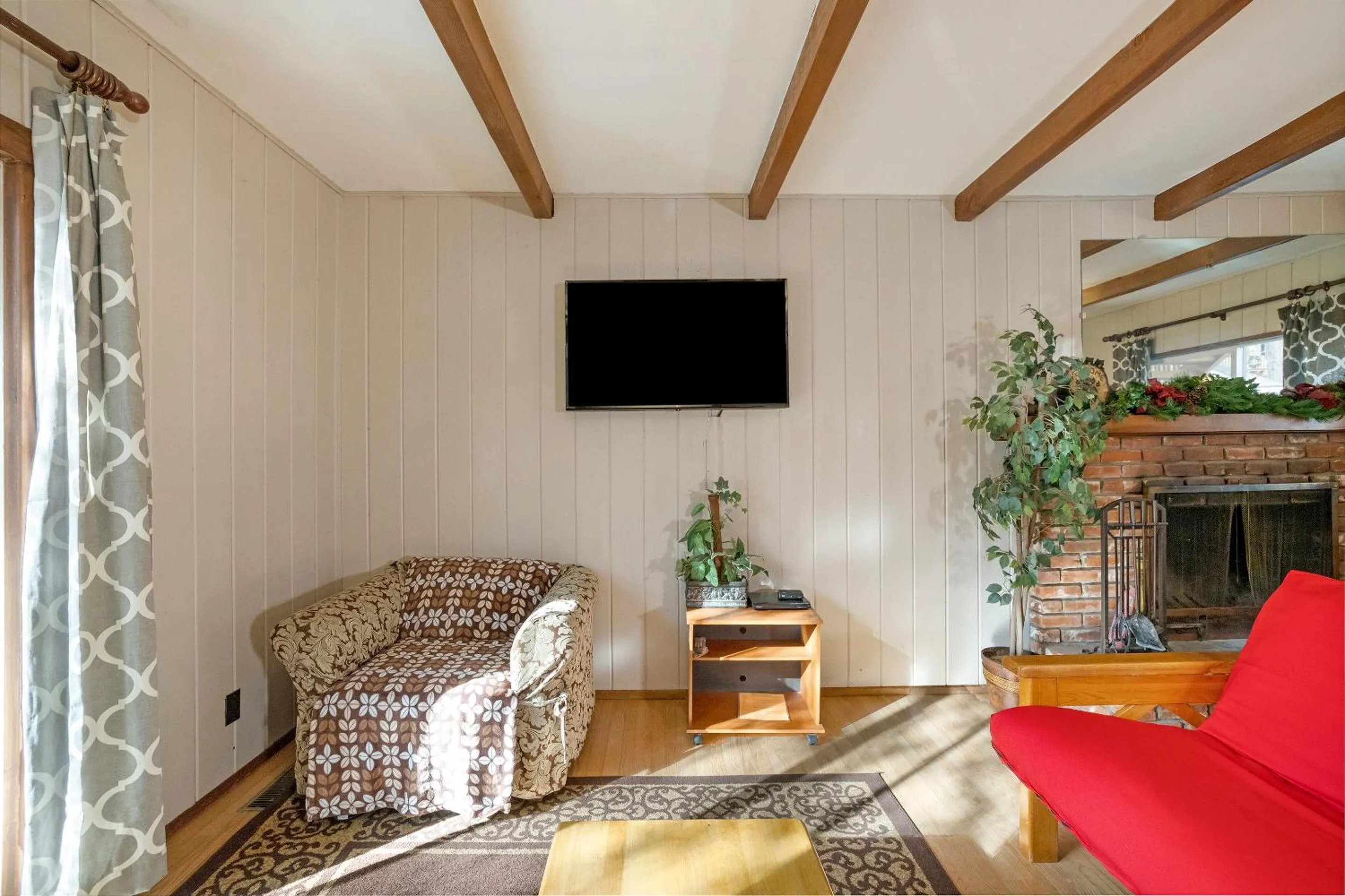 Seating Area in Sleepy Hollow Cabins & Hotel