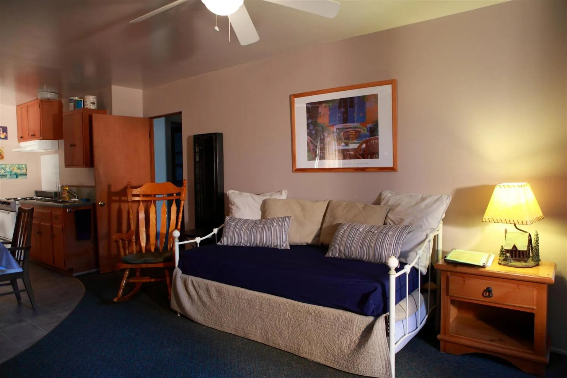 Living room in Sleepy Hollow Cabins & Hotel