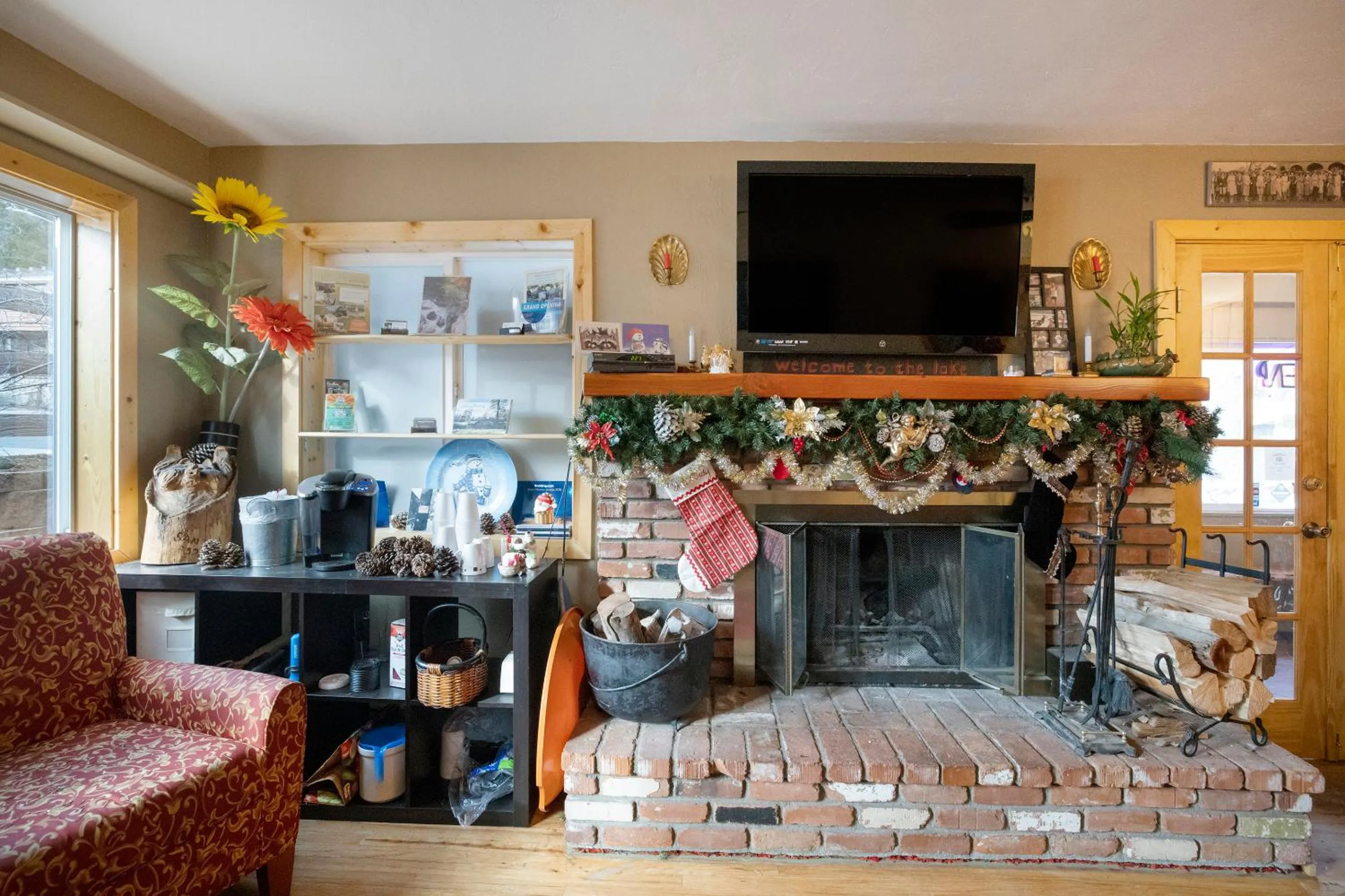 Lobby or reception, TV/Entertainment Center in Sleepy Hollow Cabins & Hotel