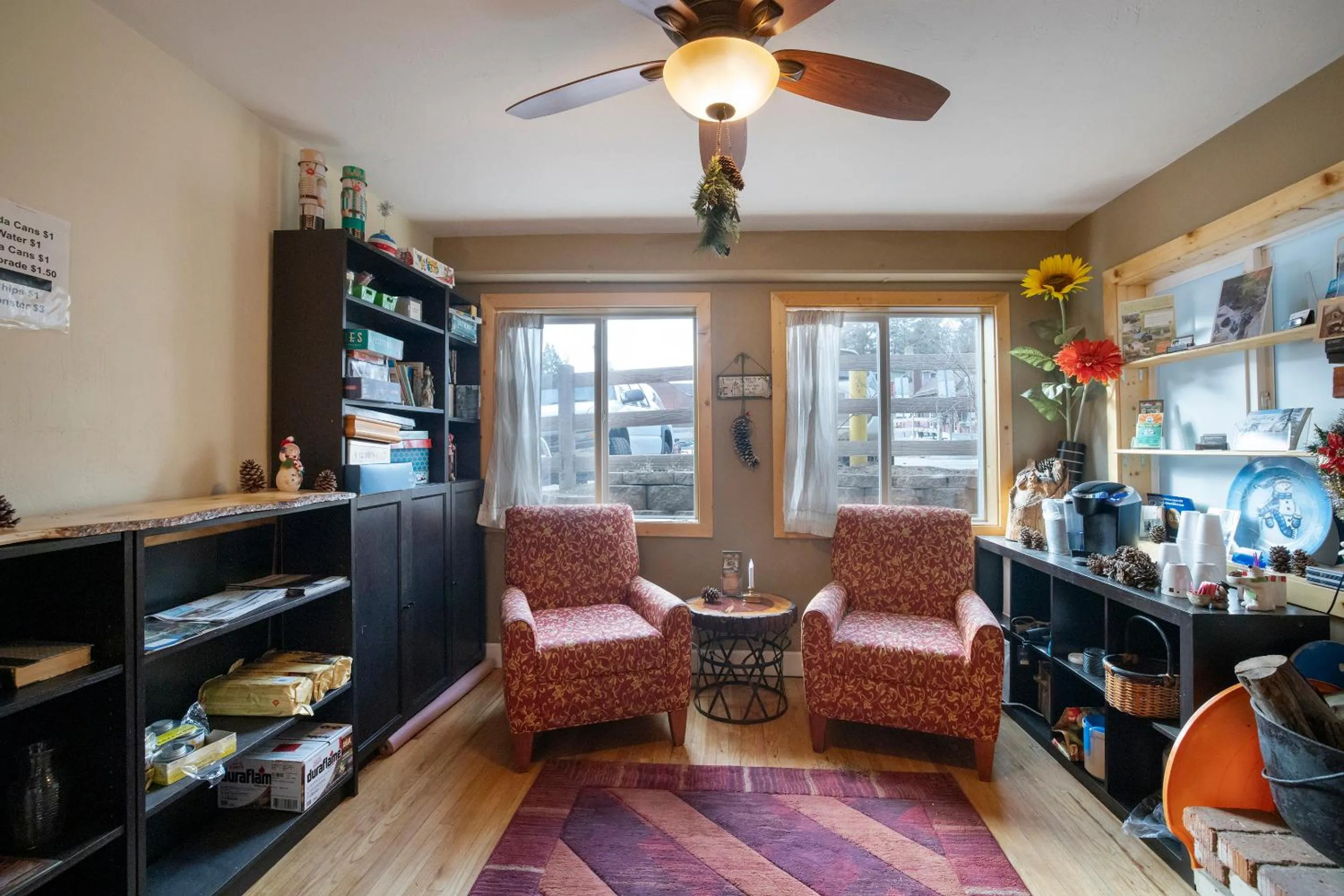 Lobby or reception, Seating Area in Sleepy Hollow Cabins & Hotel