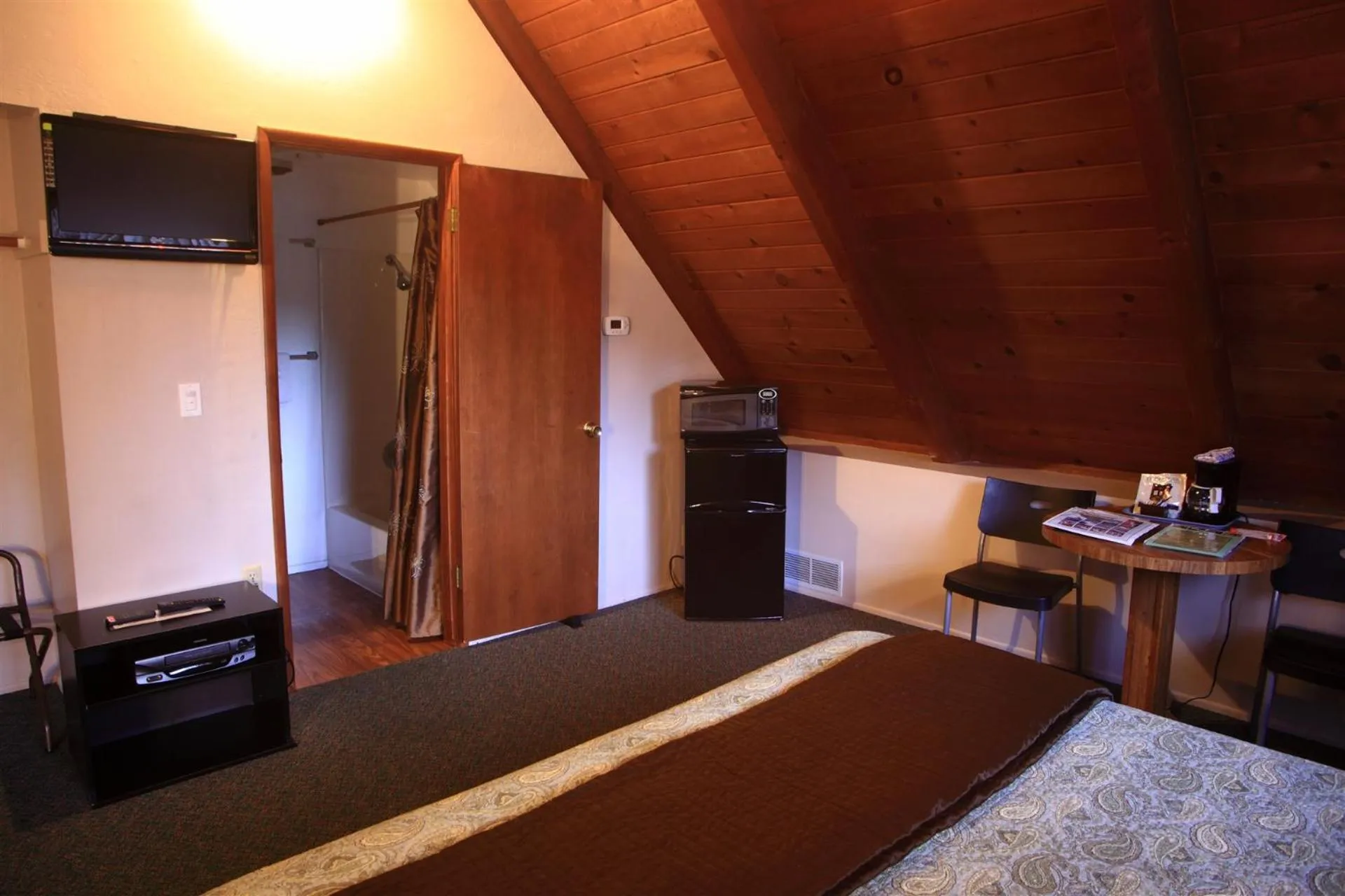 Bedroom, TV/Entertainment Center in Sleepy Hollow Cabins & Hotel