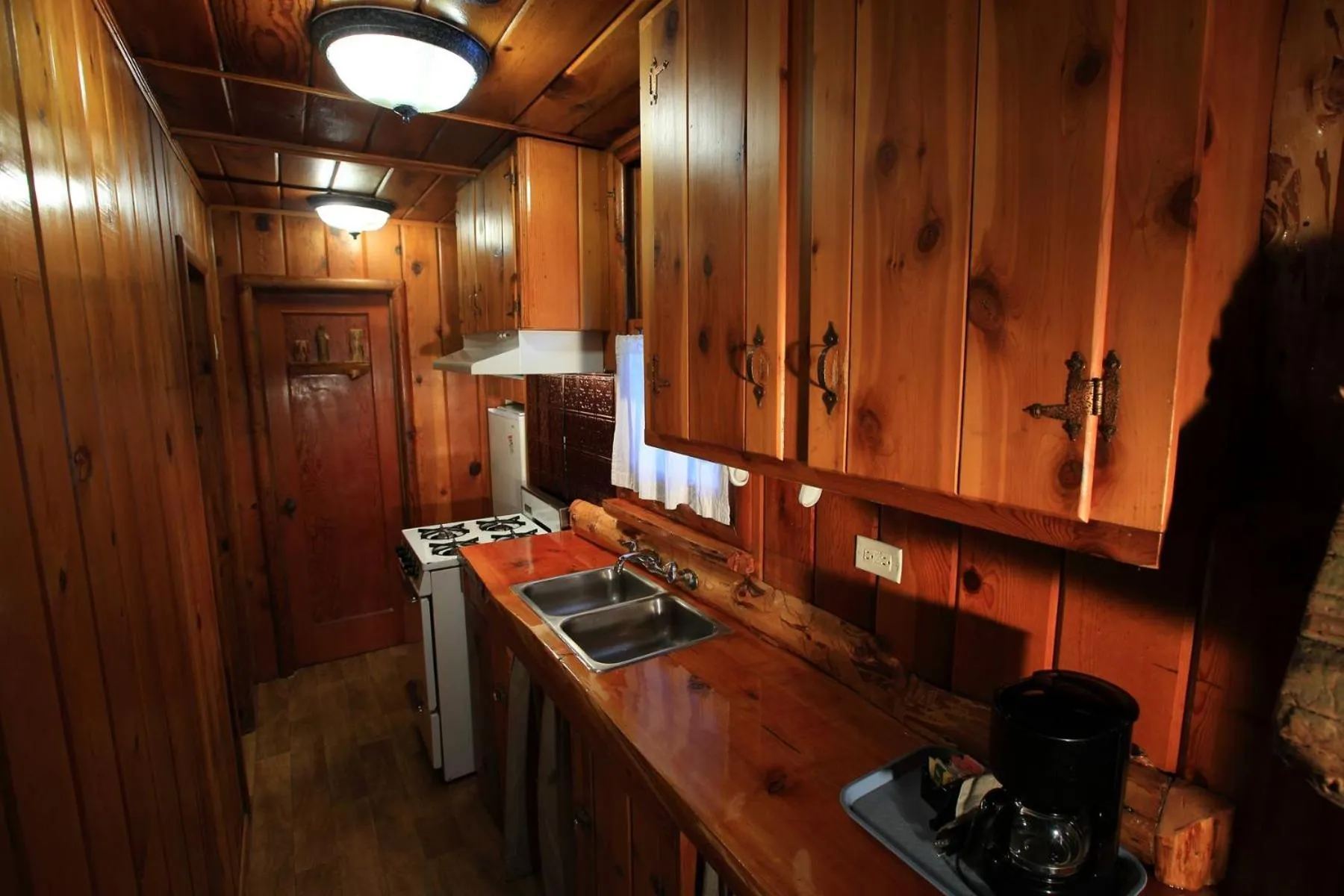 Kitchen or kitchenette, Kitchen/Kitchenette in Sleepy Hollow Cabins & Hotel