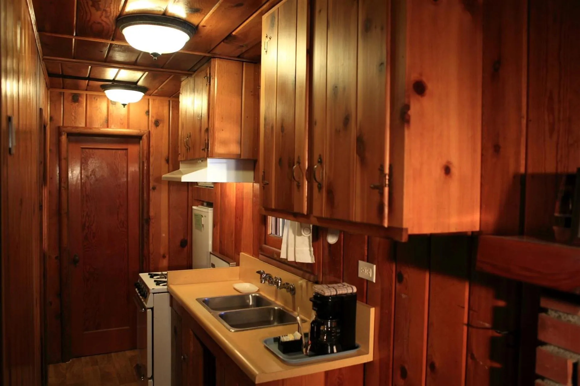 Kitchen or kitchenette in Sleepy Hollow Cabins & Hotel