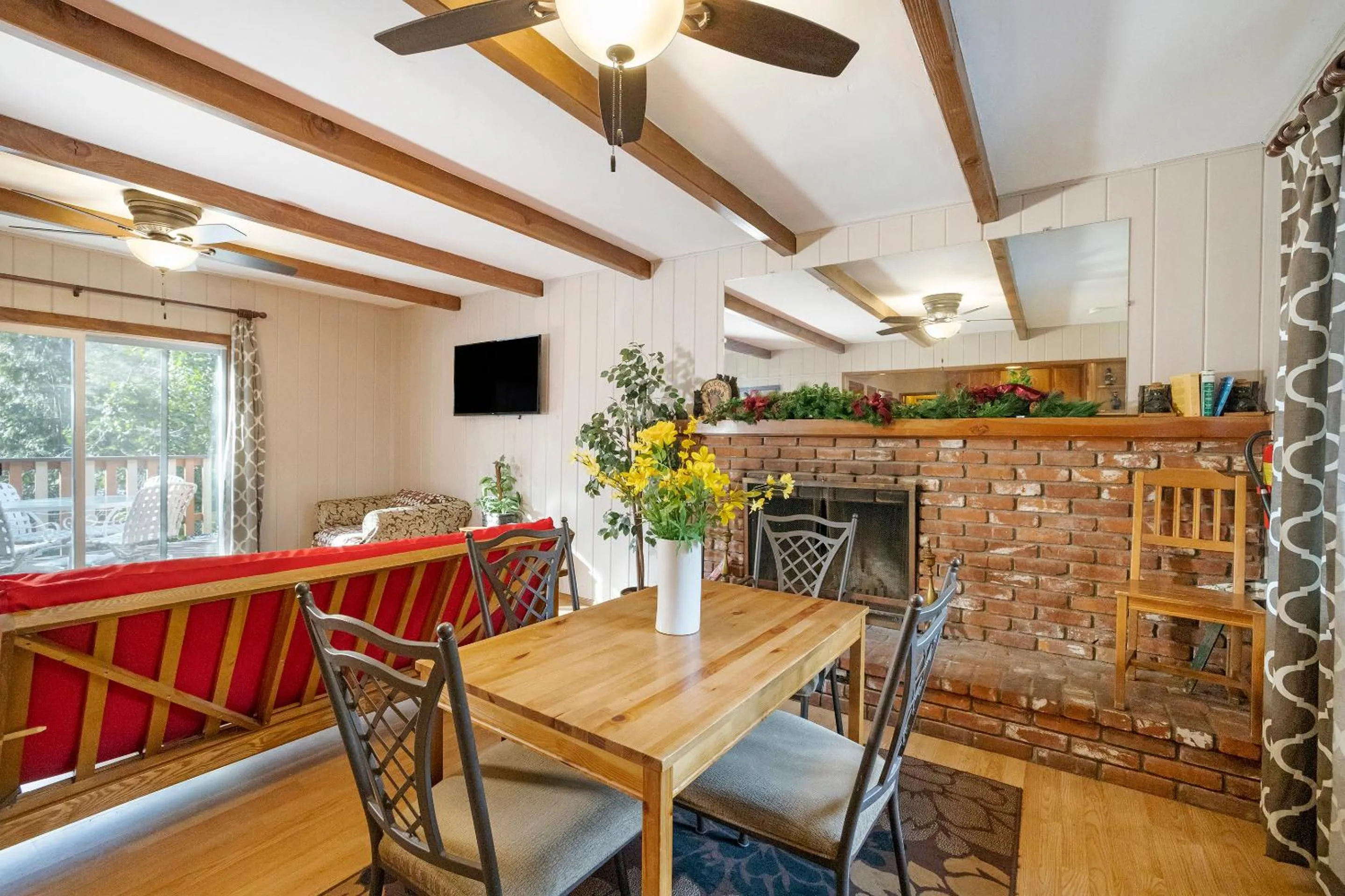 Dining Area in Sleepy Hollow Cabins & Hotel
