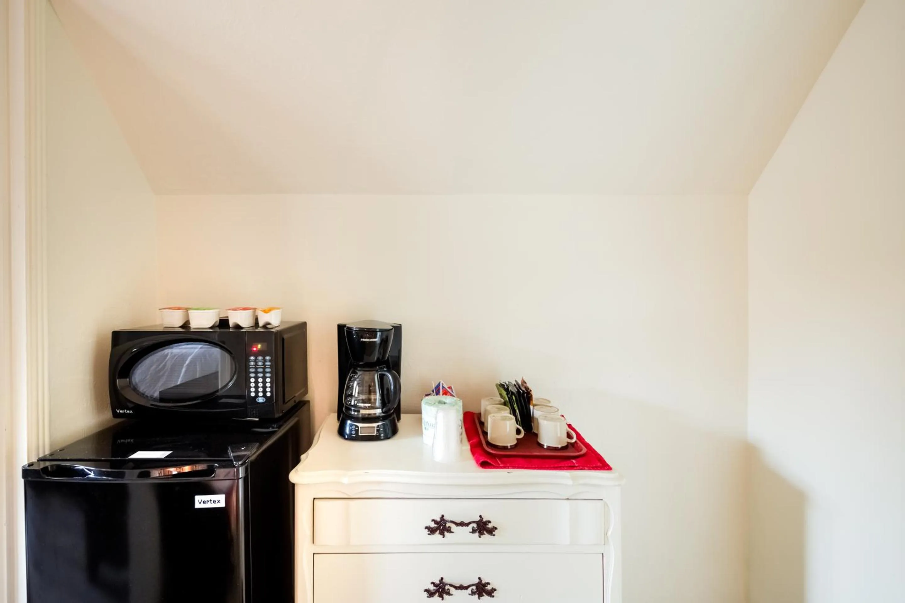 Coffee/tea facilities, Kitchen/Kitchenette in Sleepy Hollow Cabins & Hotel