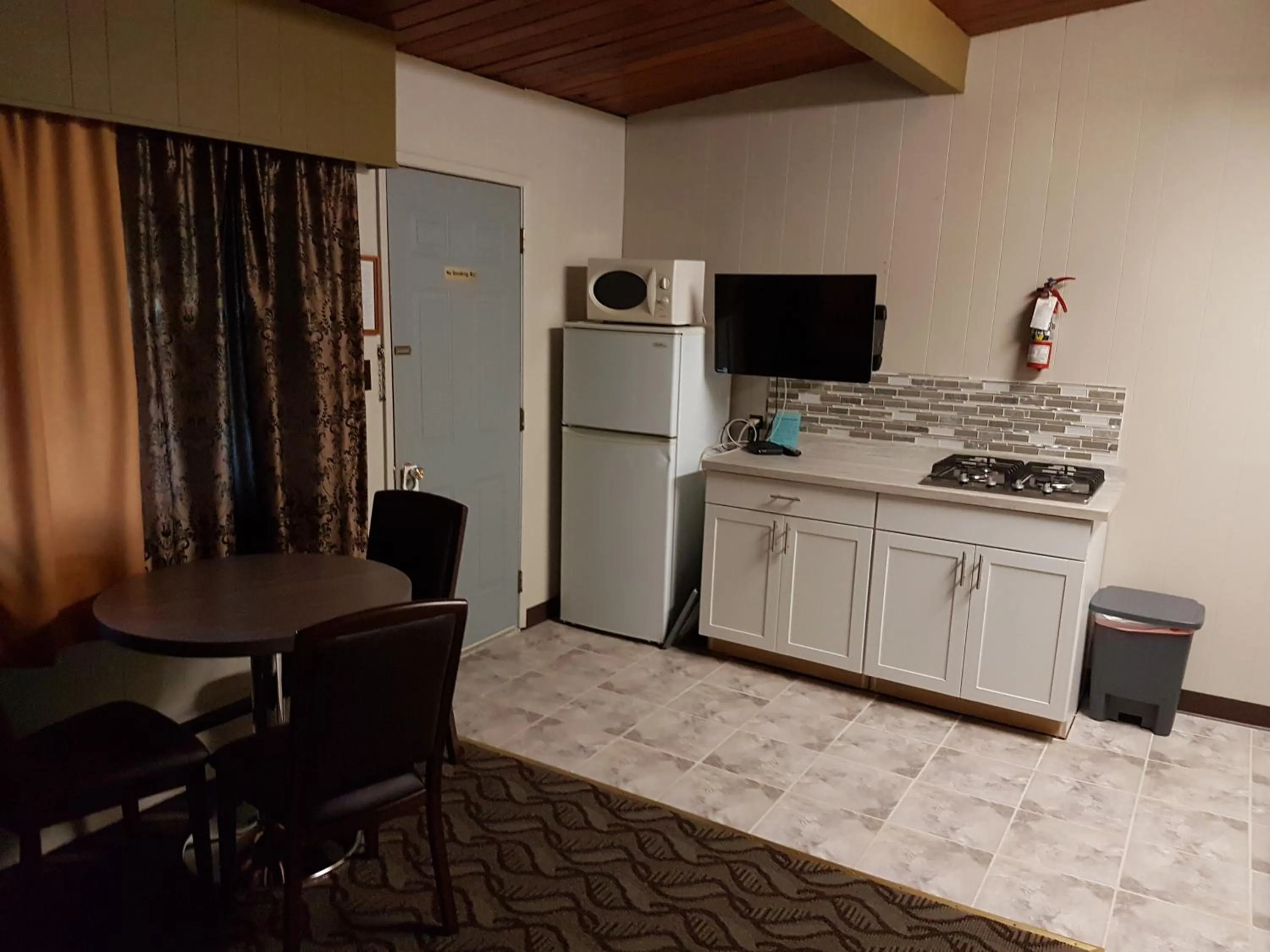 Communal kitchen in Holiday Motel & RV Resort