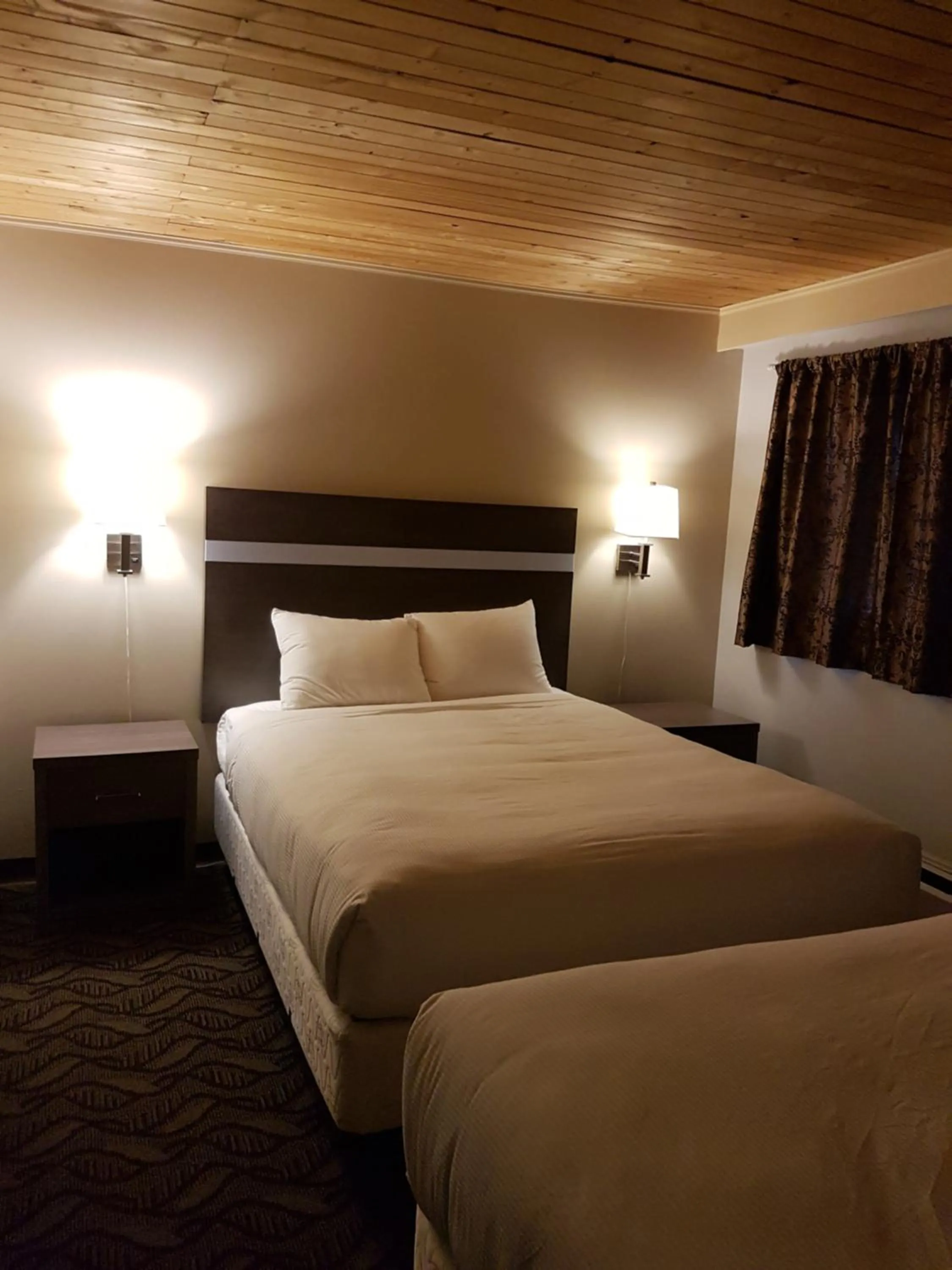 Bed in Holiday Motel & RV Resort