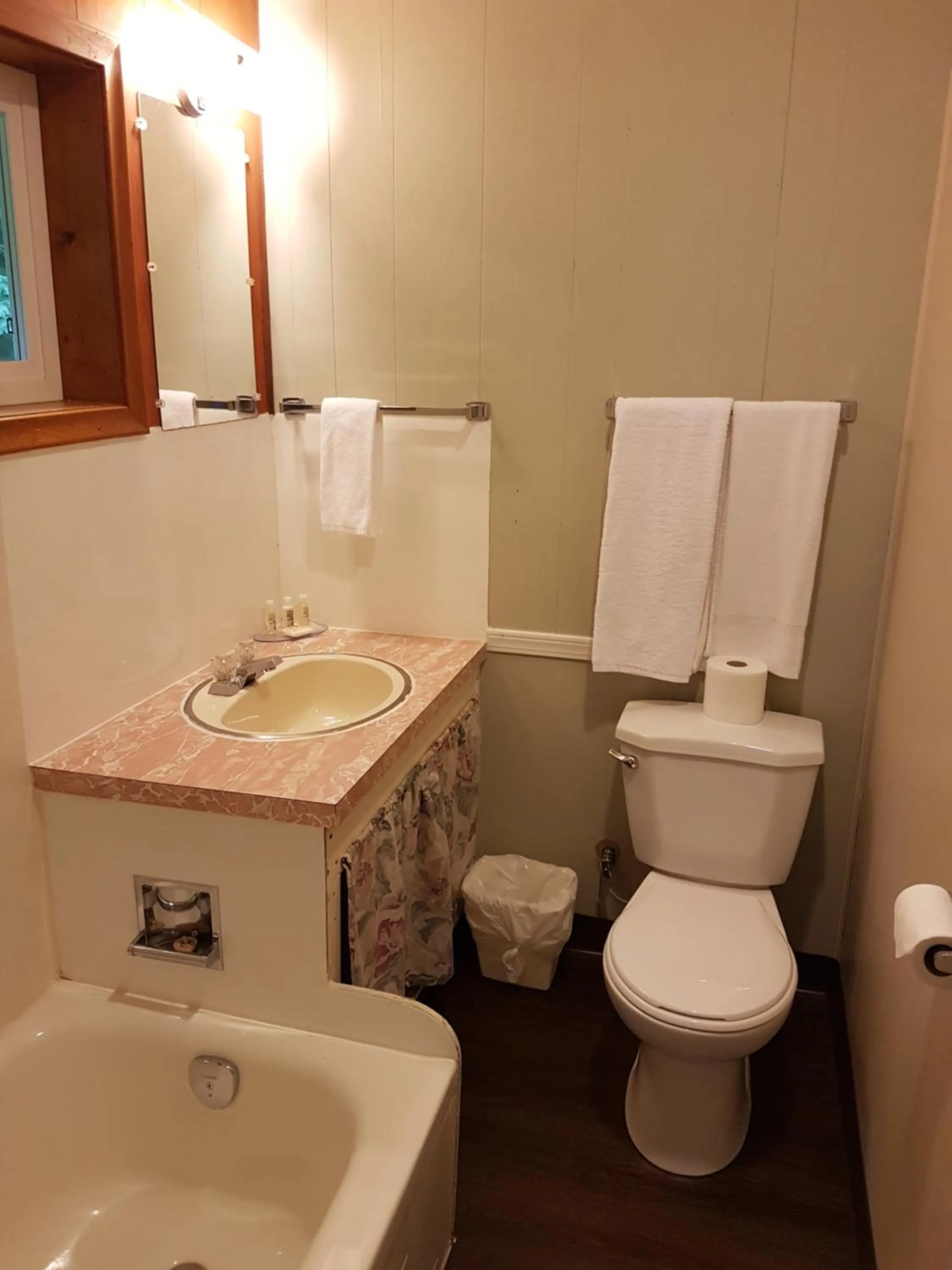 Bathroom in Holiday Motel & RV Resort