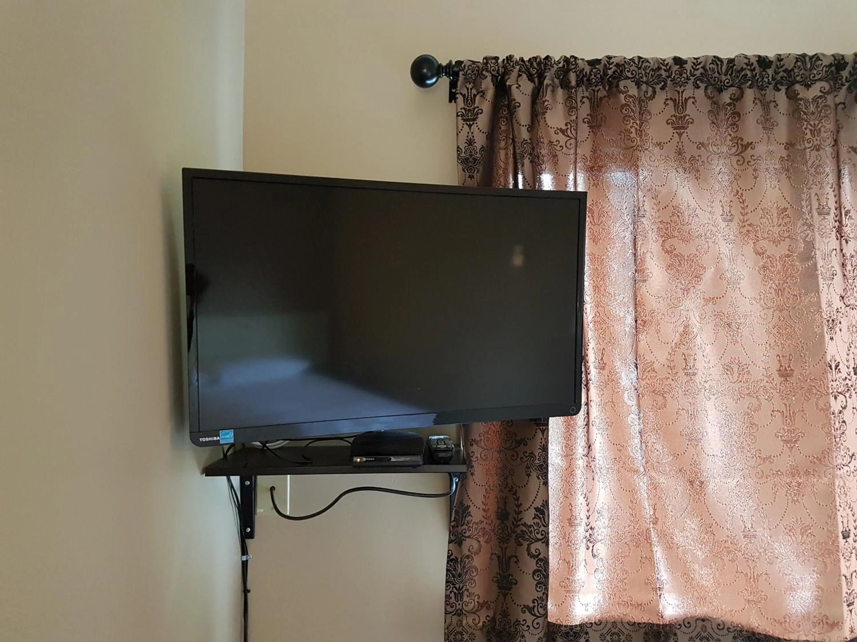 TV and multimedia in Holiday Motel & RV Resort