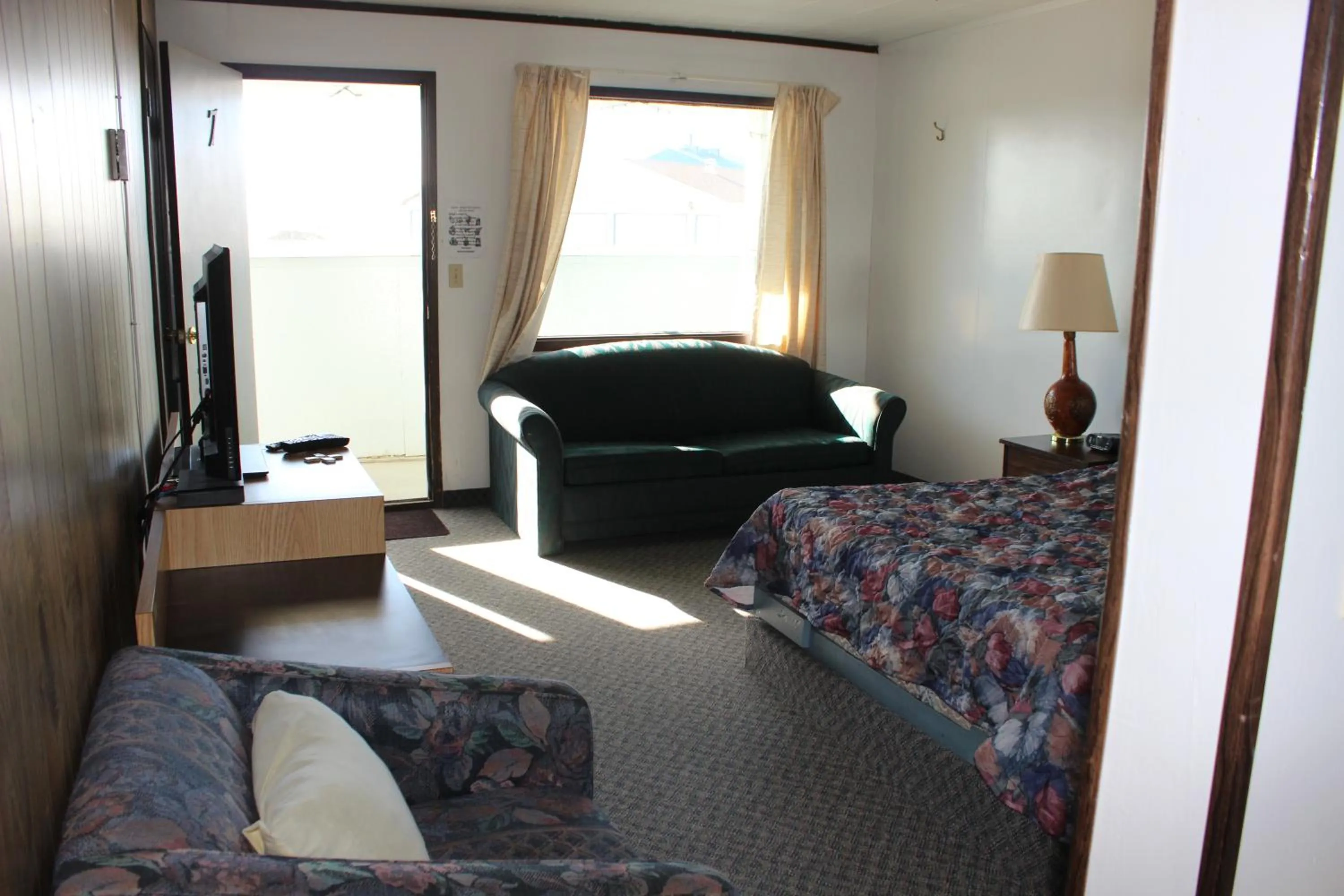 Photo of the whole room in Raval Paradise Motel and RV Park