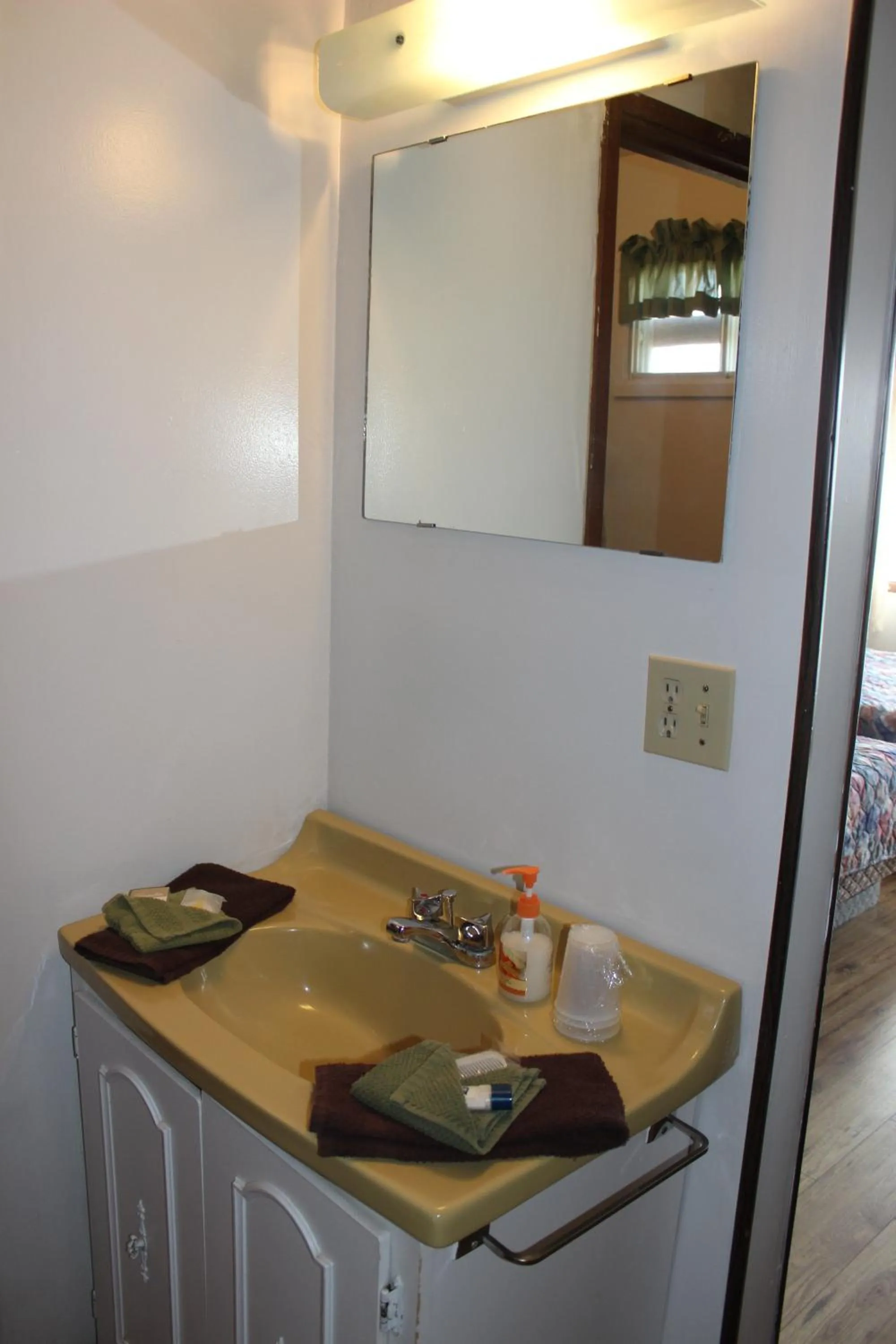 Bathroom in Raval Paradise Motel and RV Park