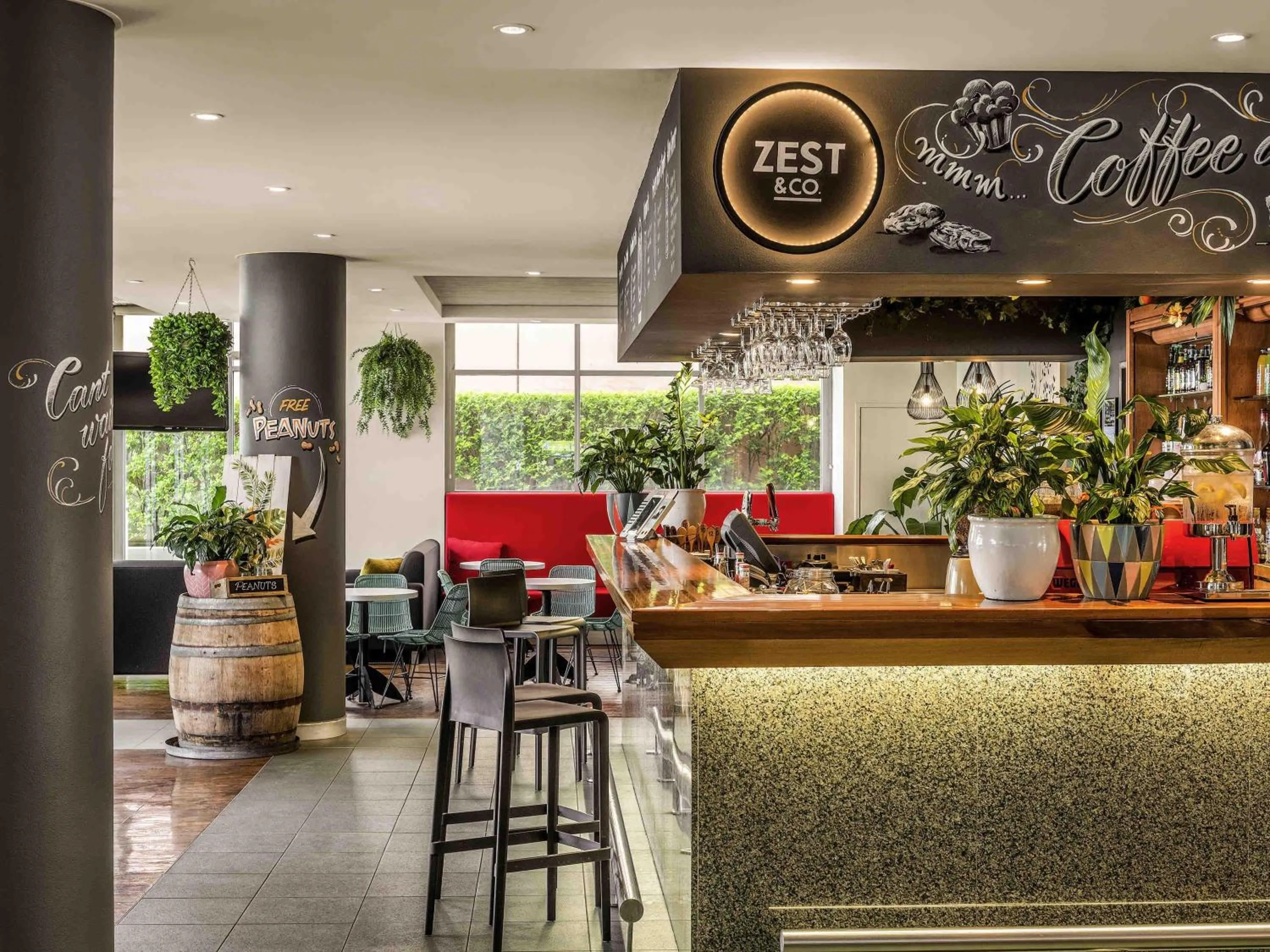 Lounge or bar in ibis Sydney Darling Harbour