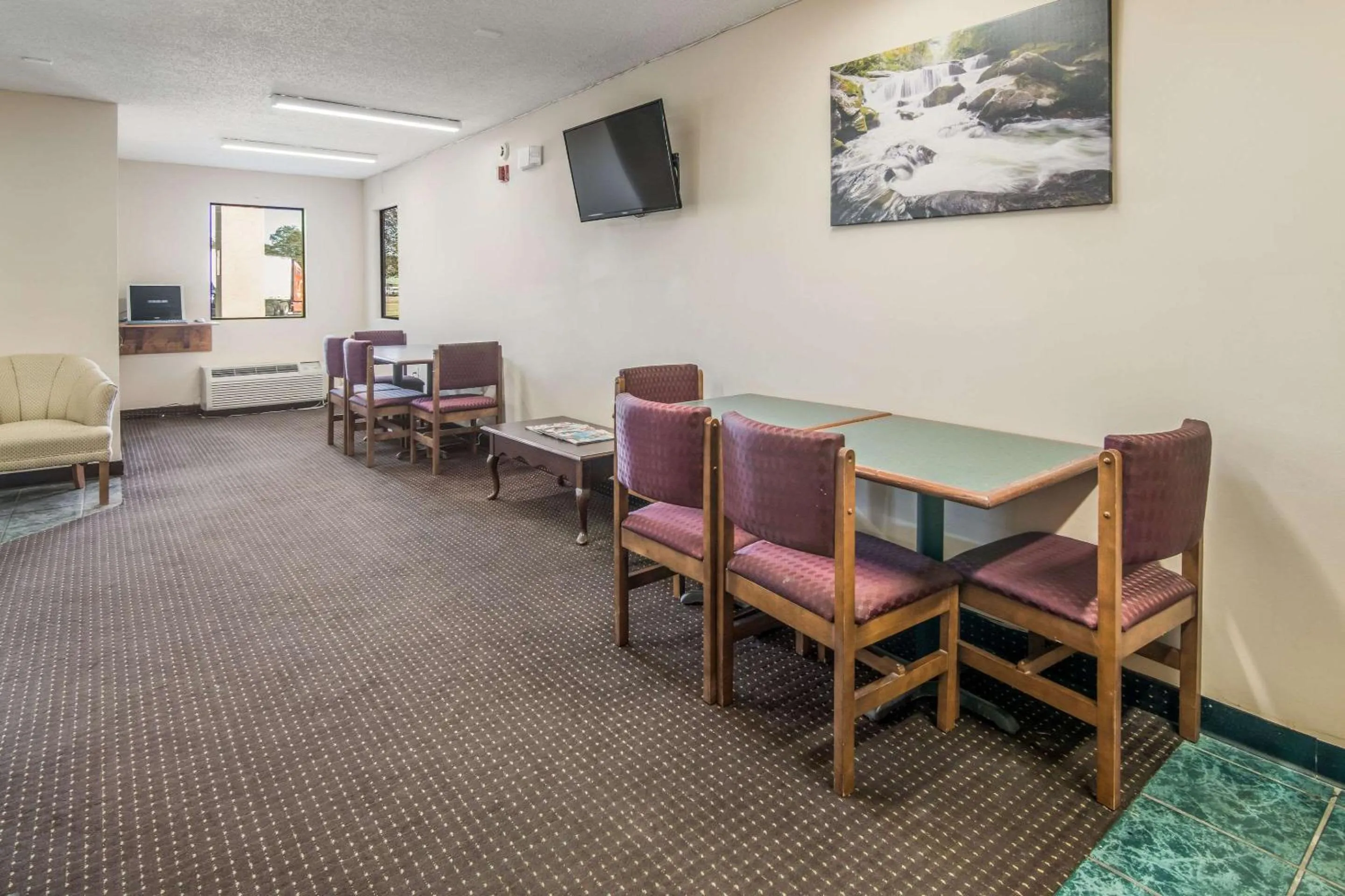 Restaurant/places to eat in Rodeway Inn & Suites Dublin