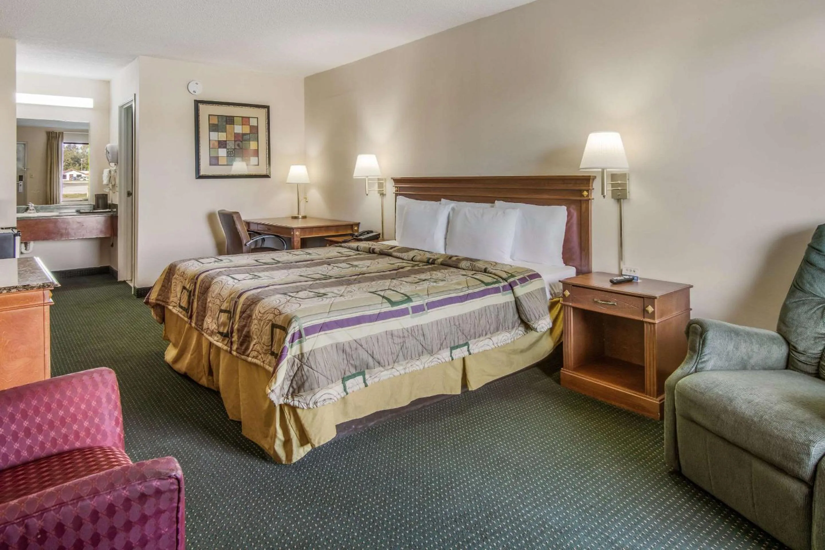 Photo of the whole room, Bed in Rodeway Inn & Suites Dublin