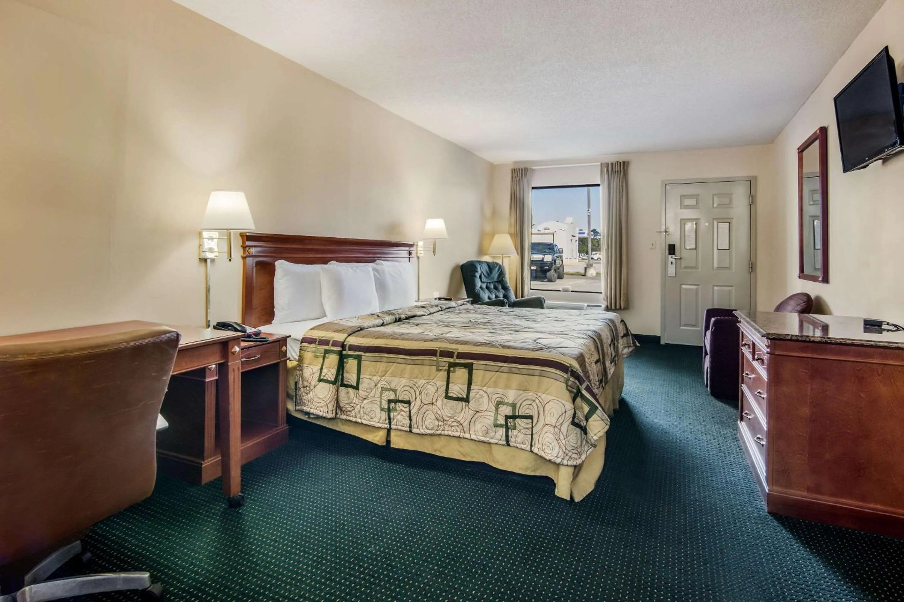 Photo of the whole room, Bed in Rodeway Inn & Suites Dublin