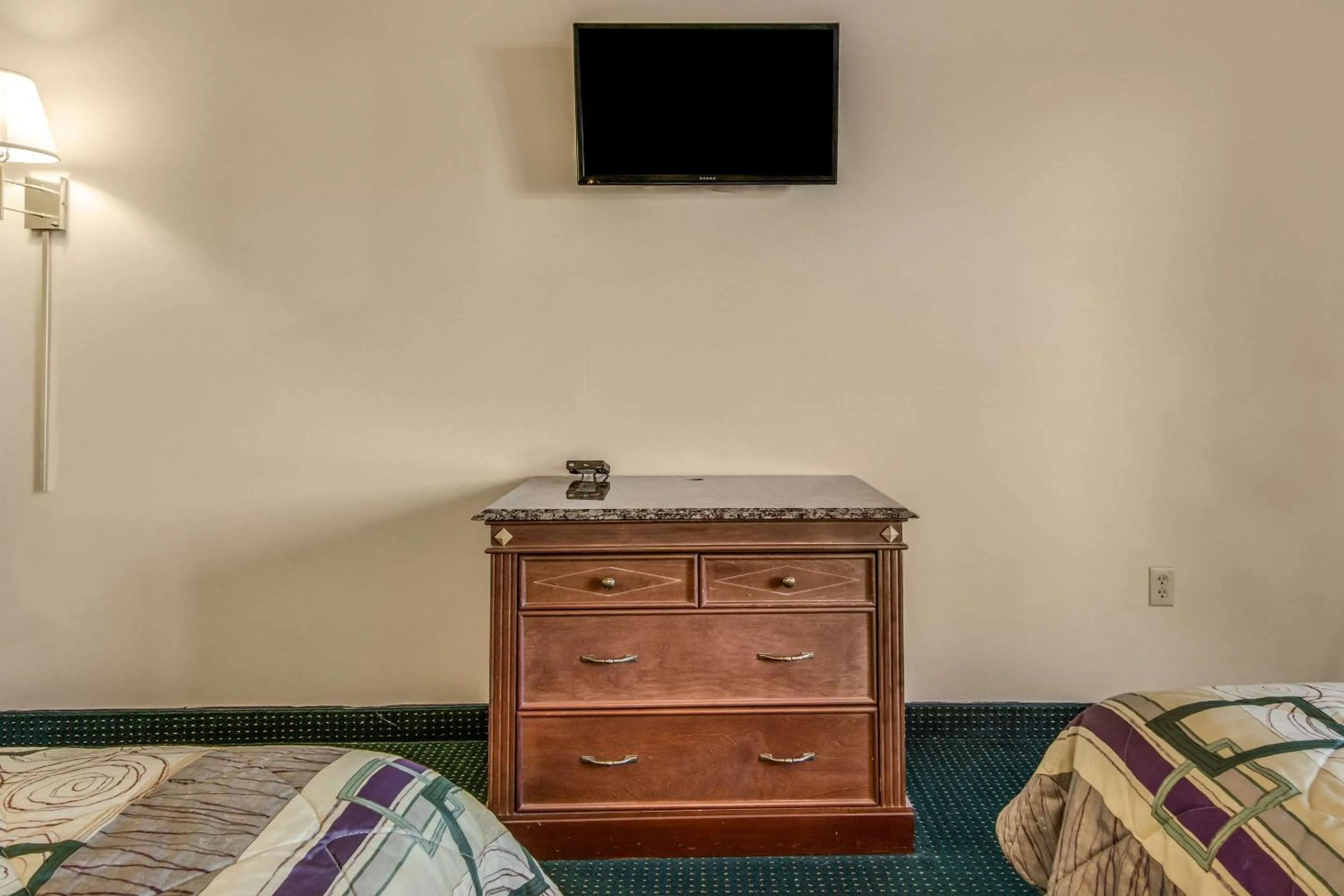 Photo of the whole room, Bed in Rodeway Inn & Suites Dublin