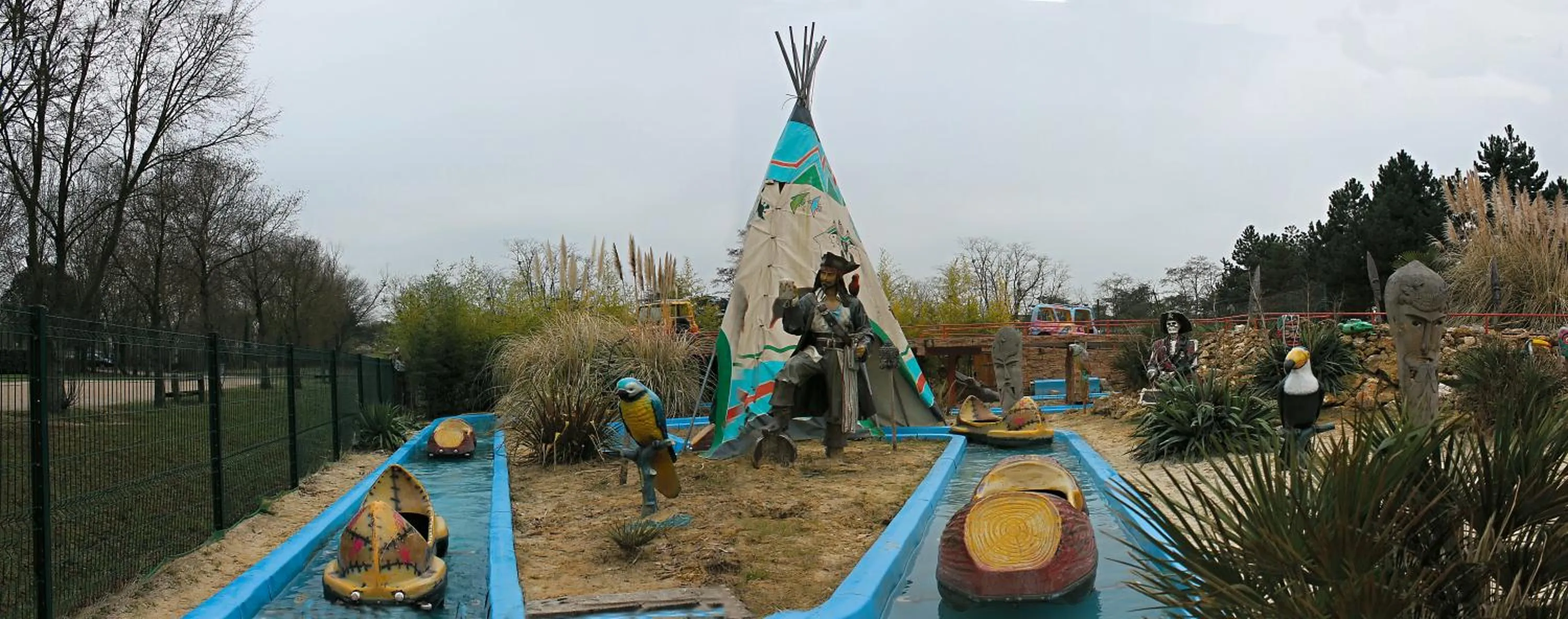 Children play ground in Chambres d'hôtes du Port aux Cerises