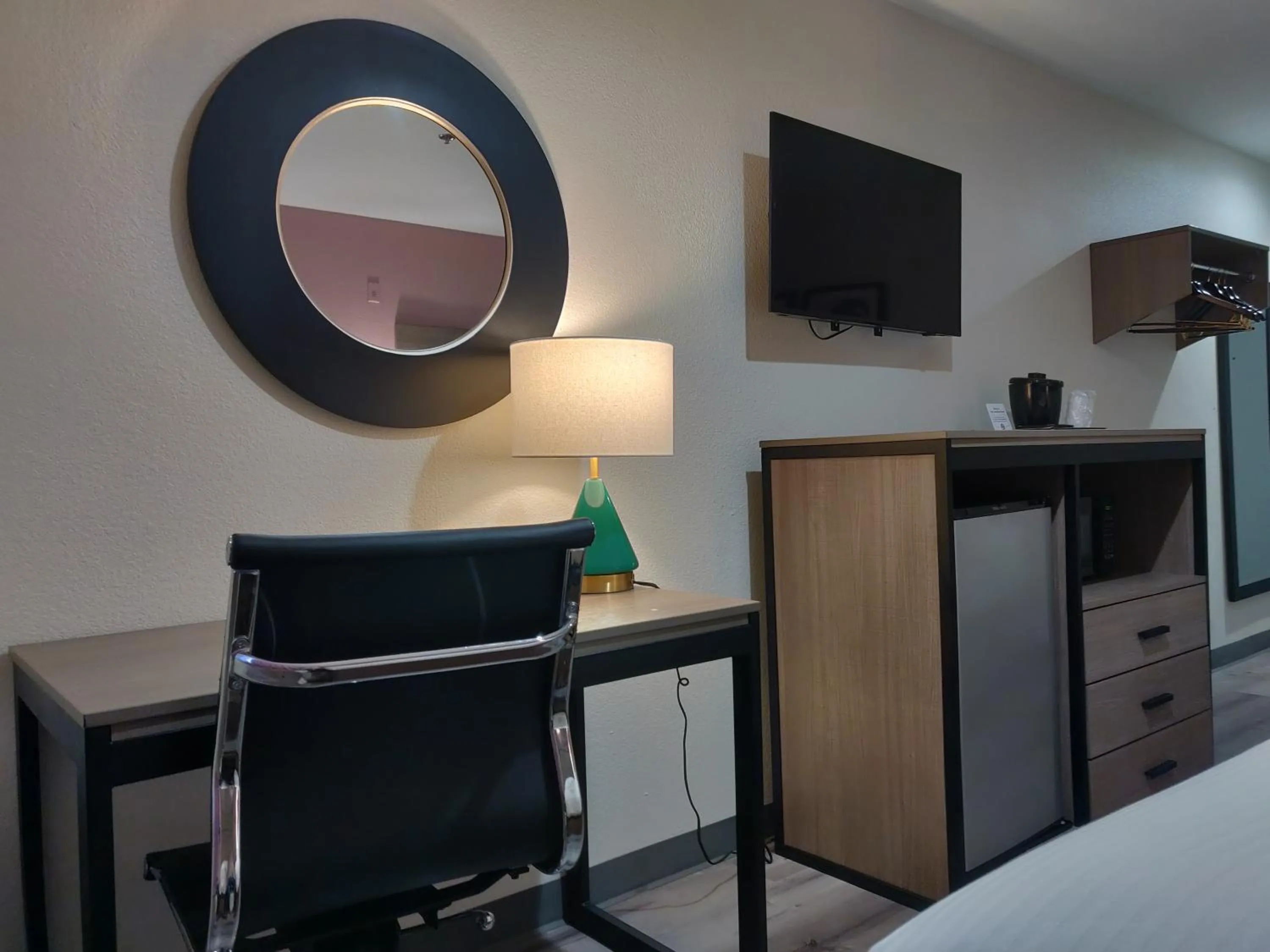 TV and multimedia, Bed in Arya Inn and Suites