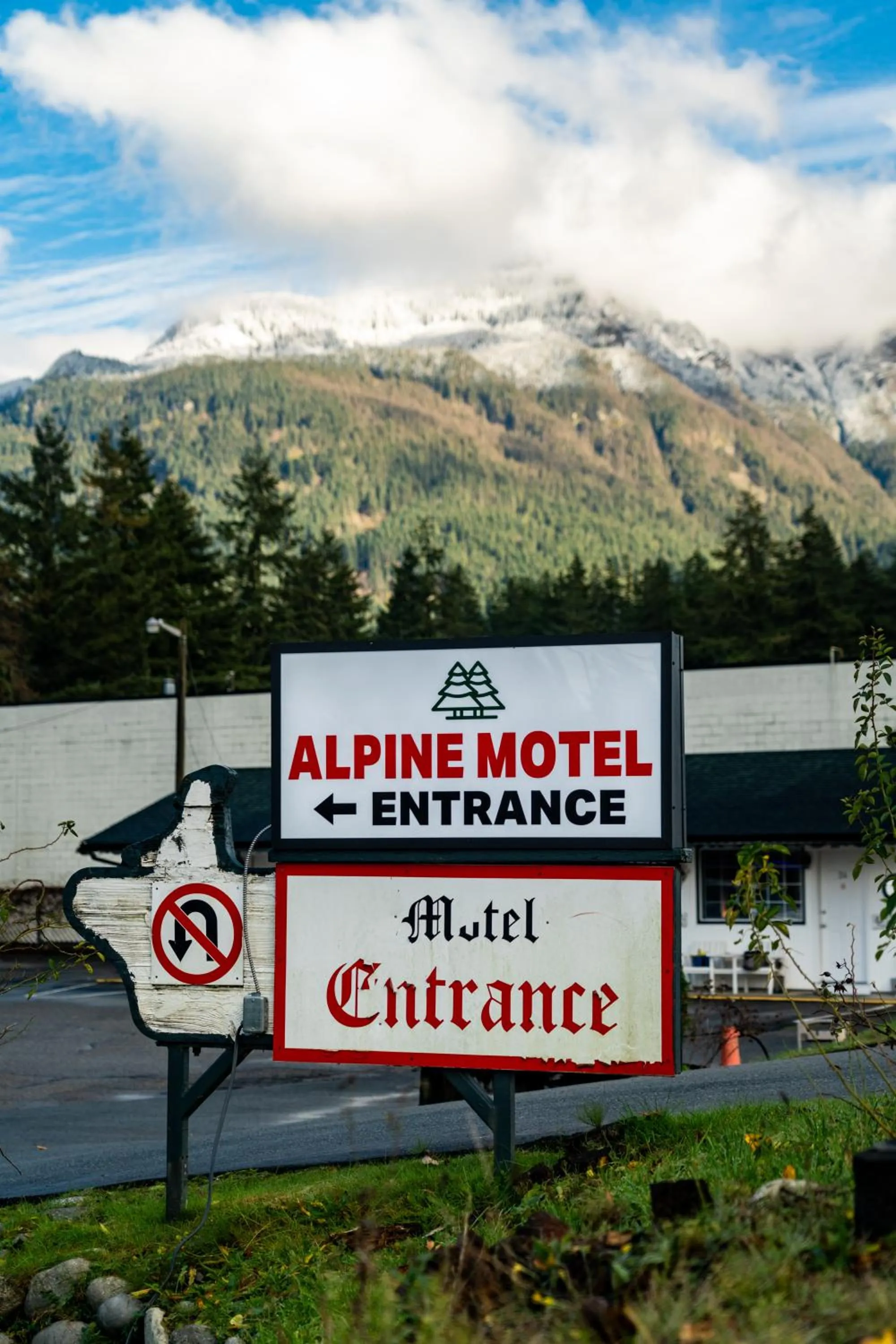 Facade/entrance in Alpine Motel