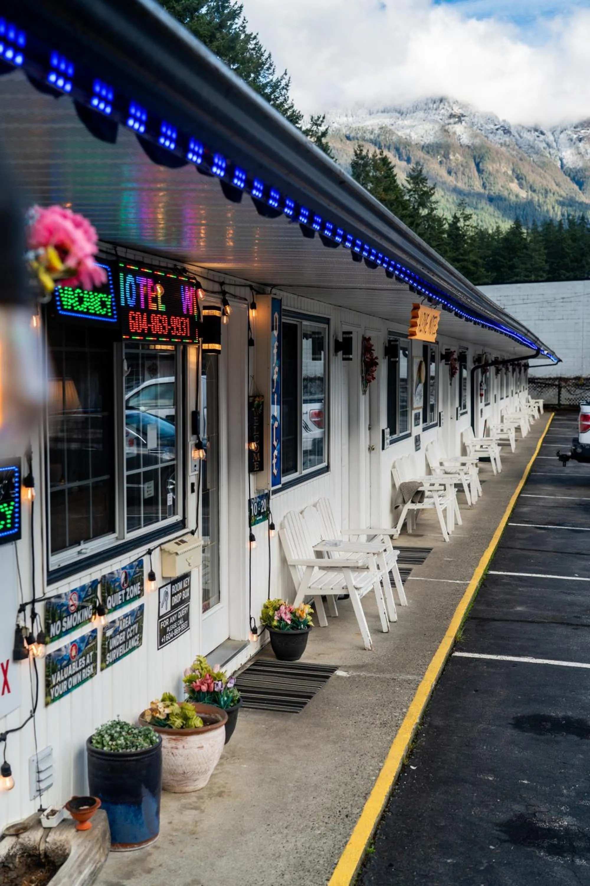 Seating area in Alpine Motel