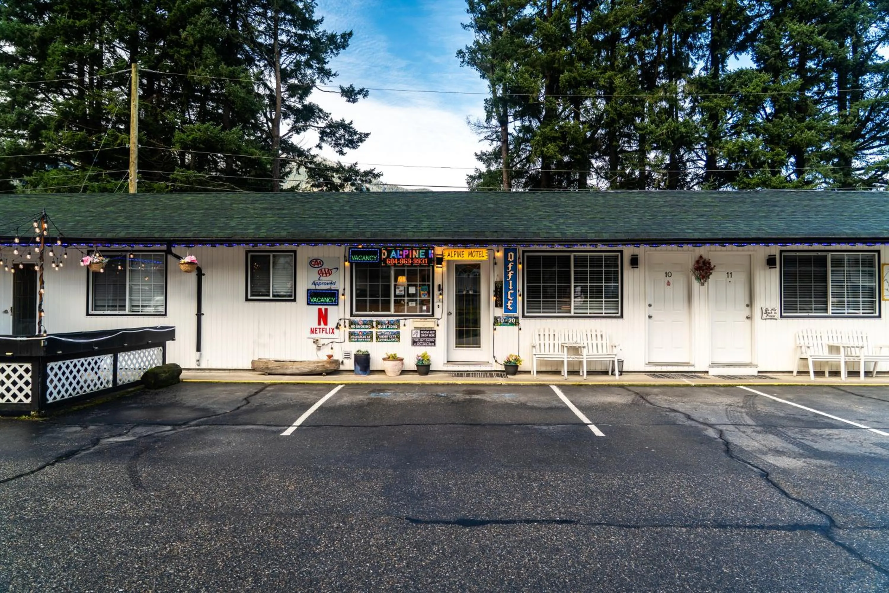 Lobby or reception in Alpine Motel