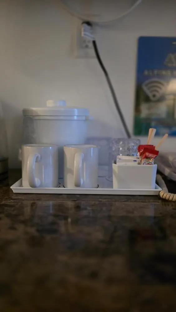 Coffee/tea facilities in Alpine Motel