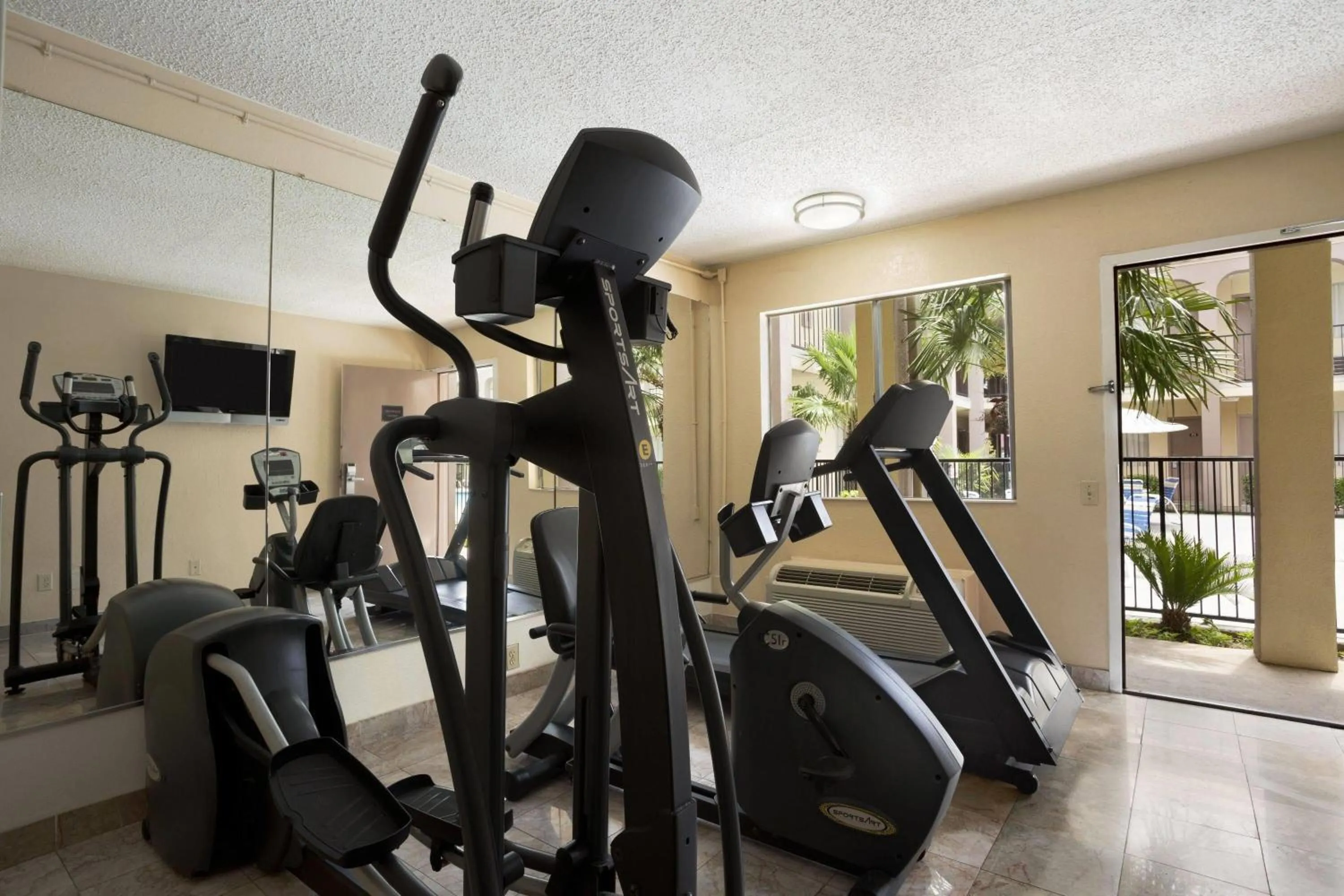 Fitness centre/facilities in Days Inn by Wyndham Dallas Irving