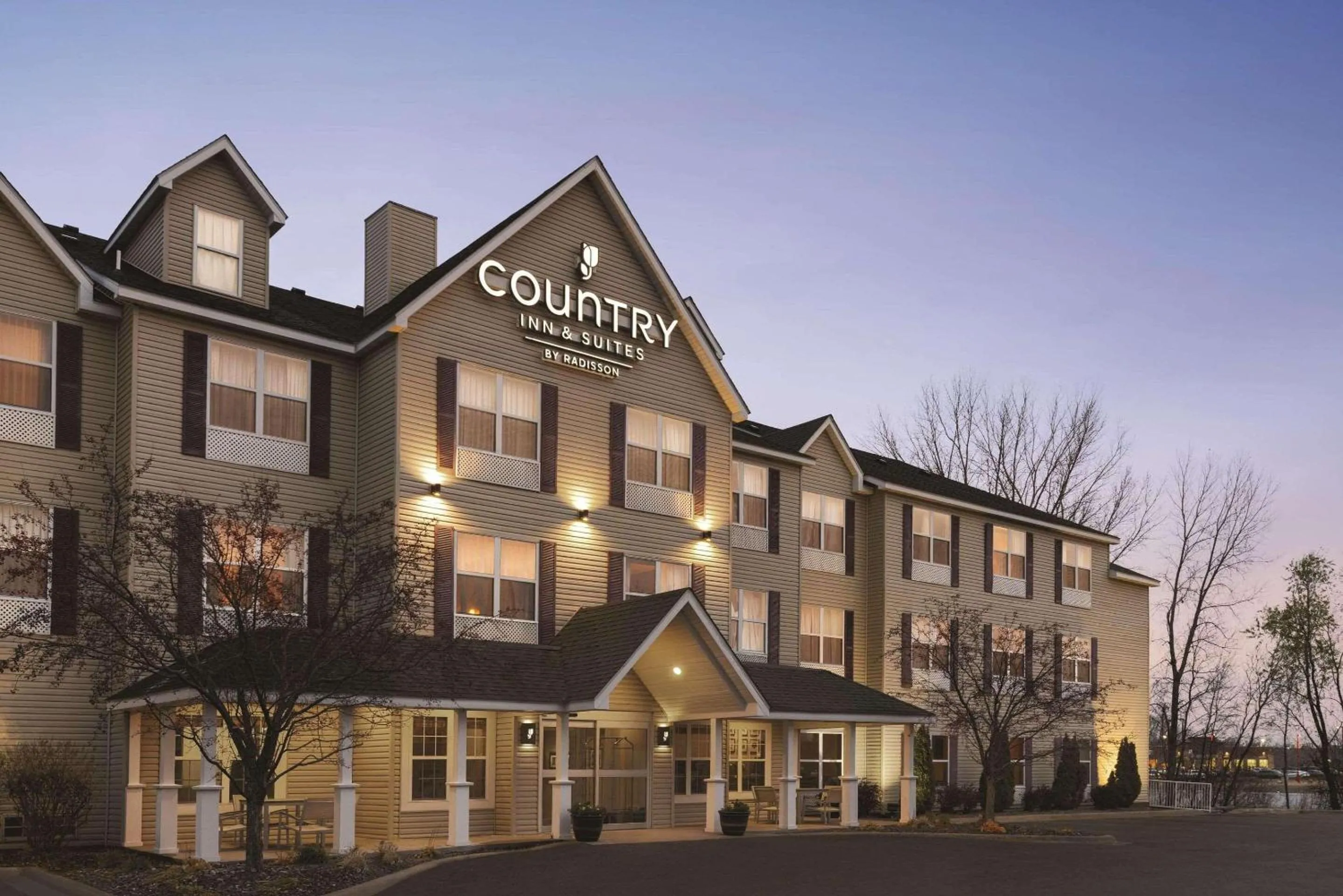 Property building in Country Inn & Suites by Radisson, Forest Lake, MN