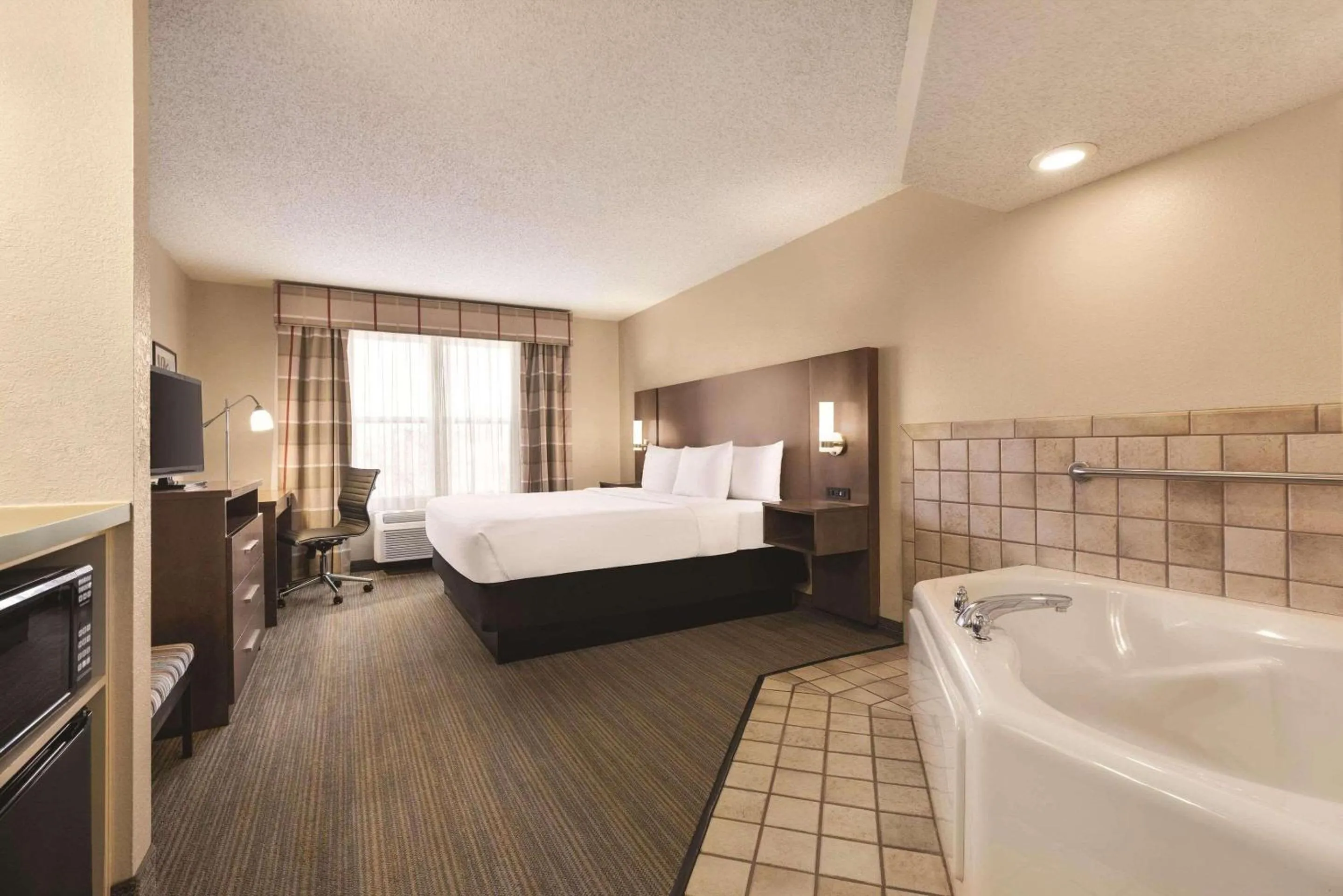 Bedroom, Bed in Country Inn & Suites by Radisson, Forest Lake, MN