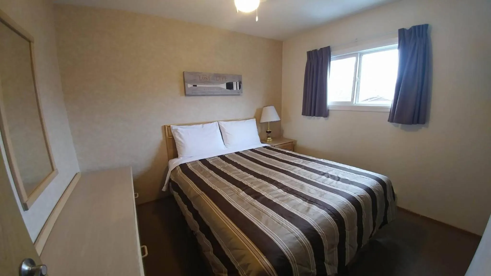 Bedroom, Bed in Shoreline Resort Condominiums