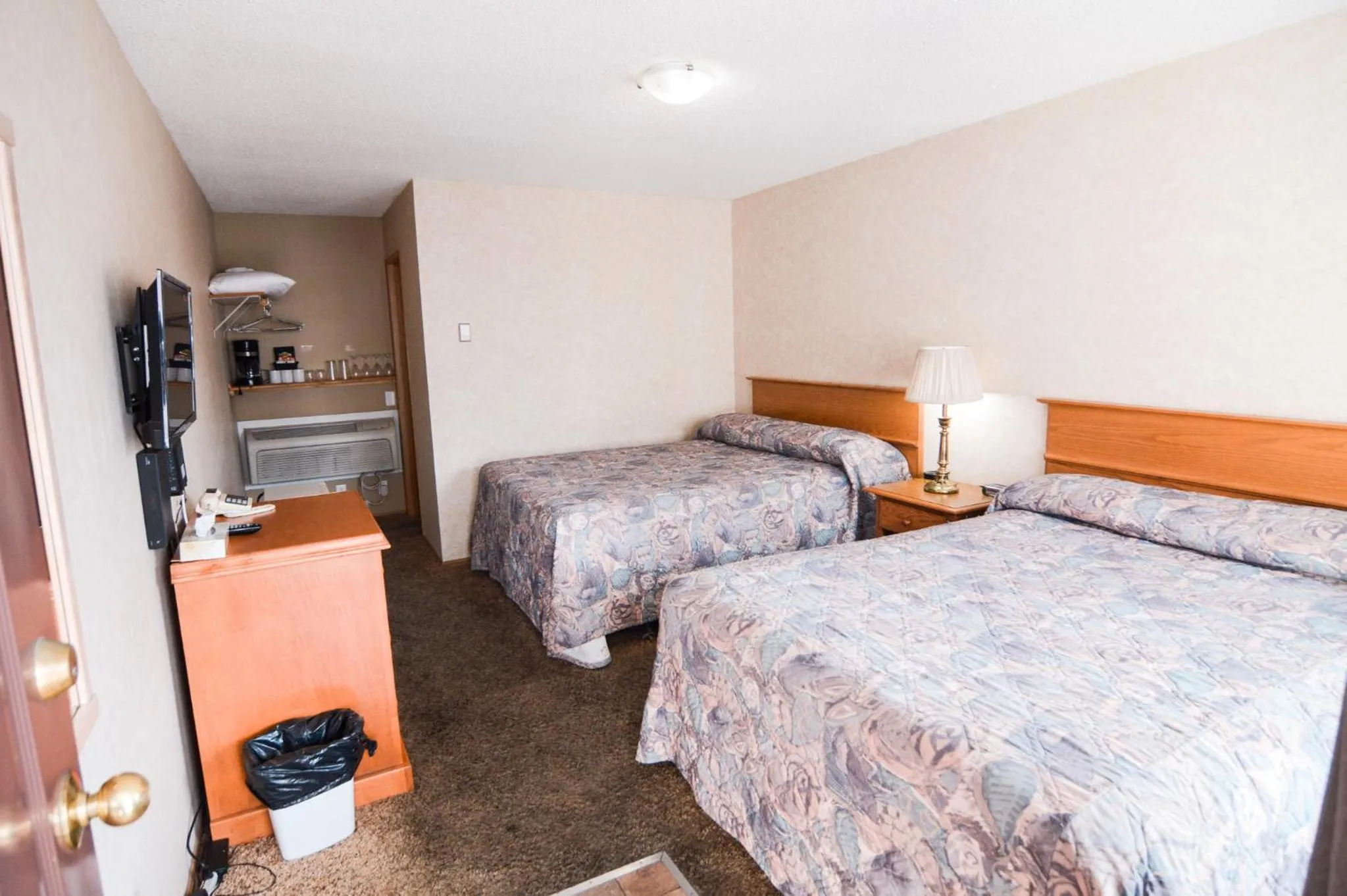 Bedroom, Bed in Shoreline Resort Condominiums