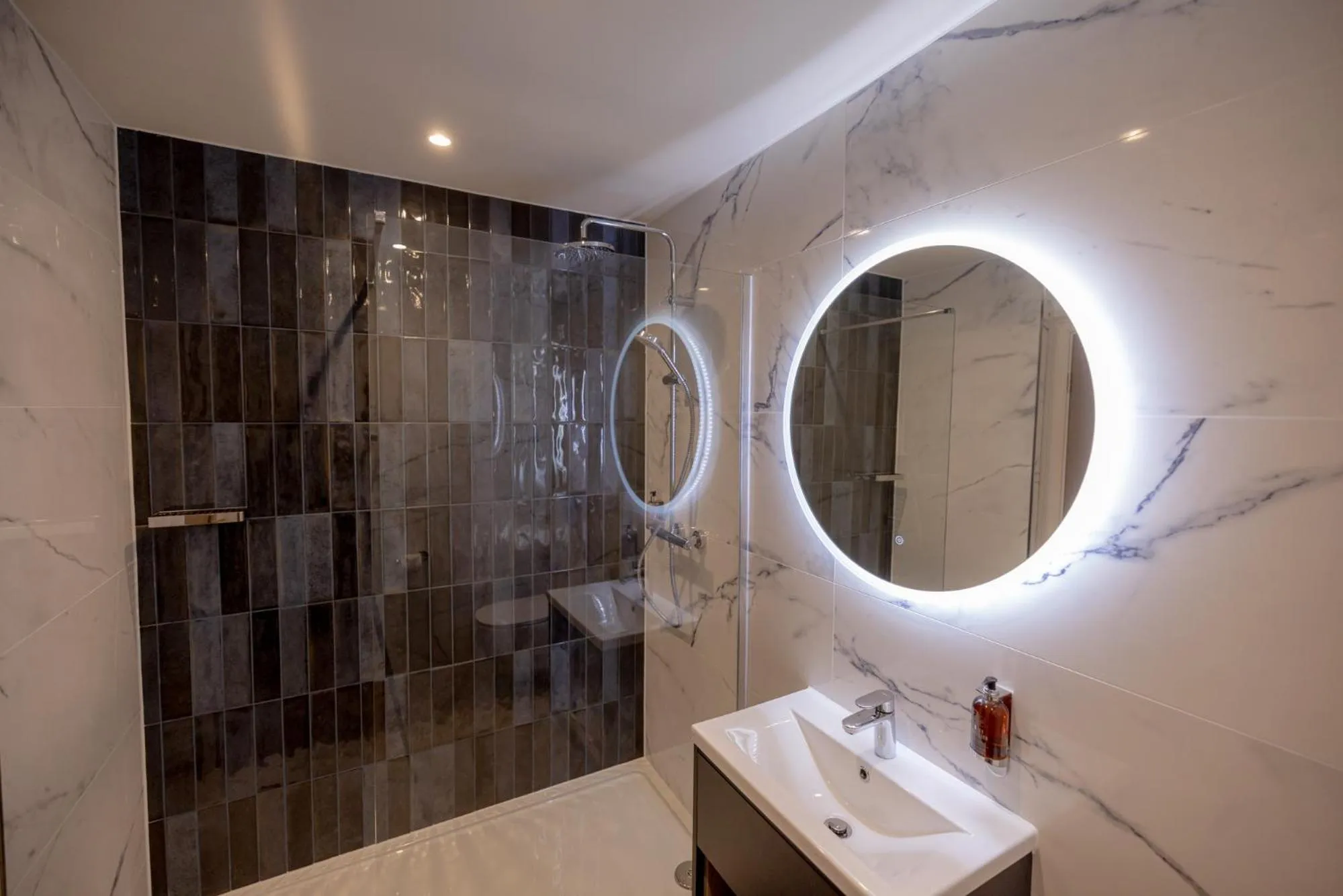 Shower in Brisbane House Hotel