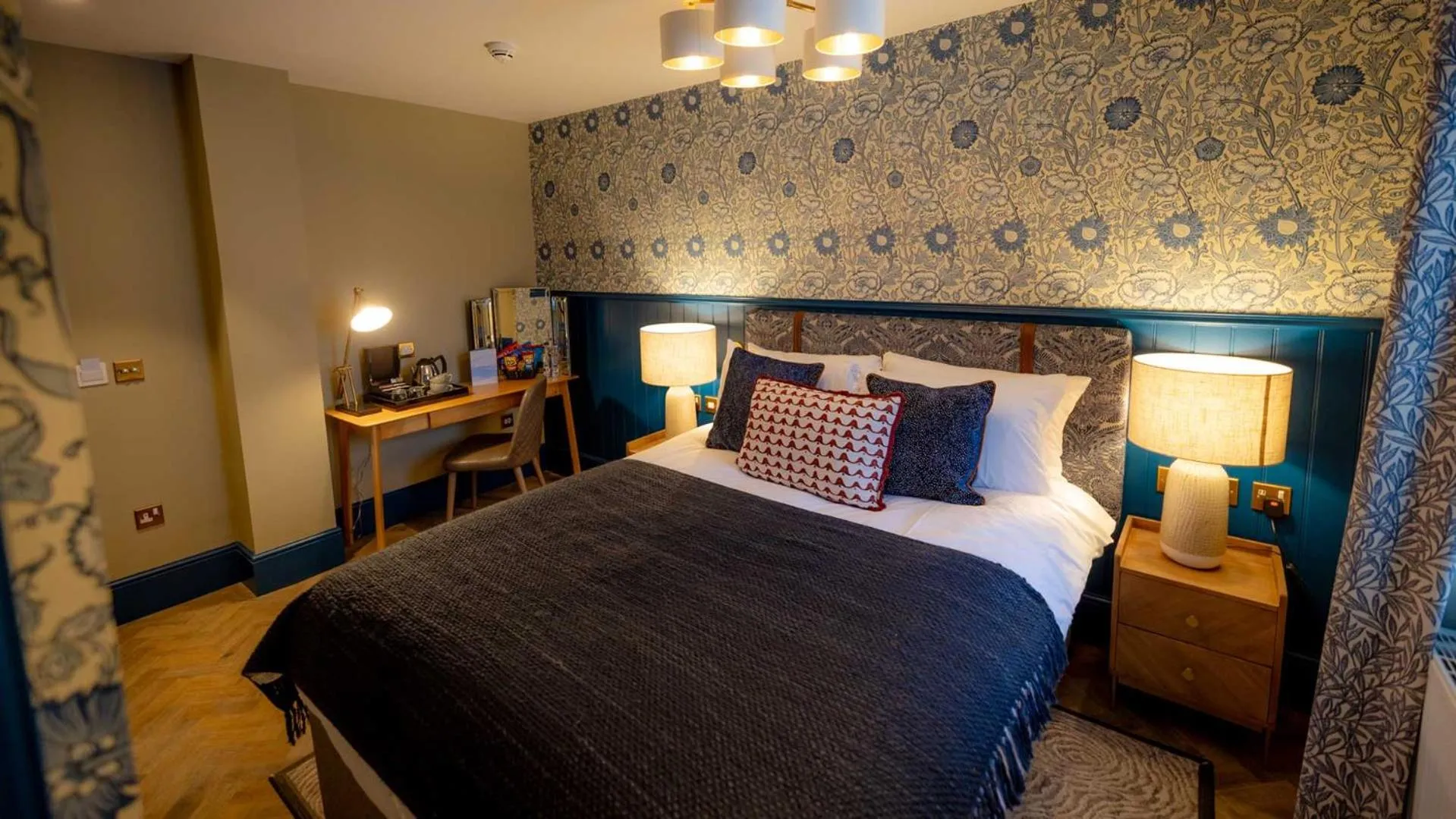 Bedroom, Bed in Brisbane House Hotel