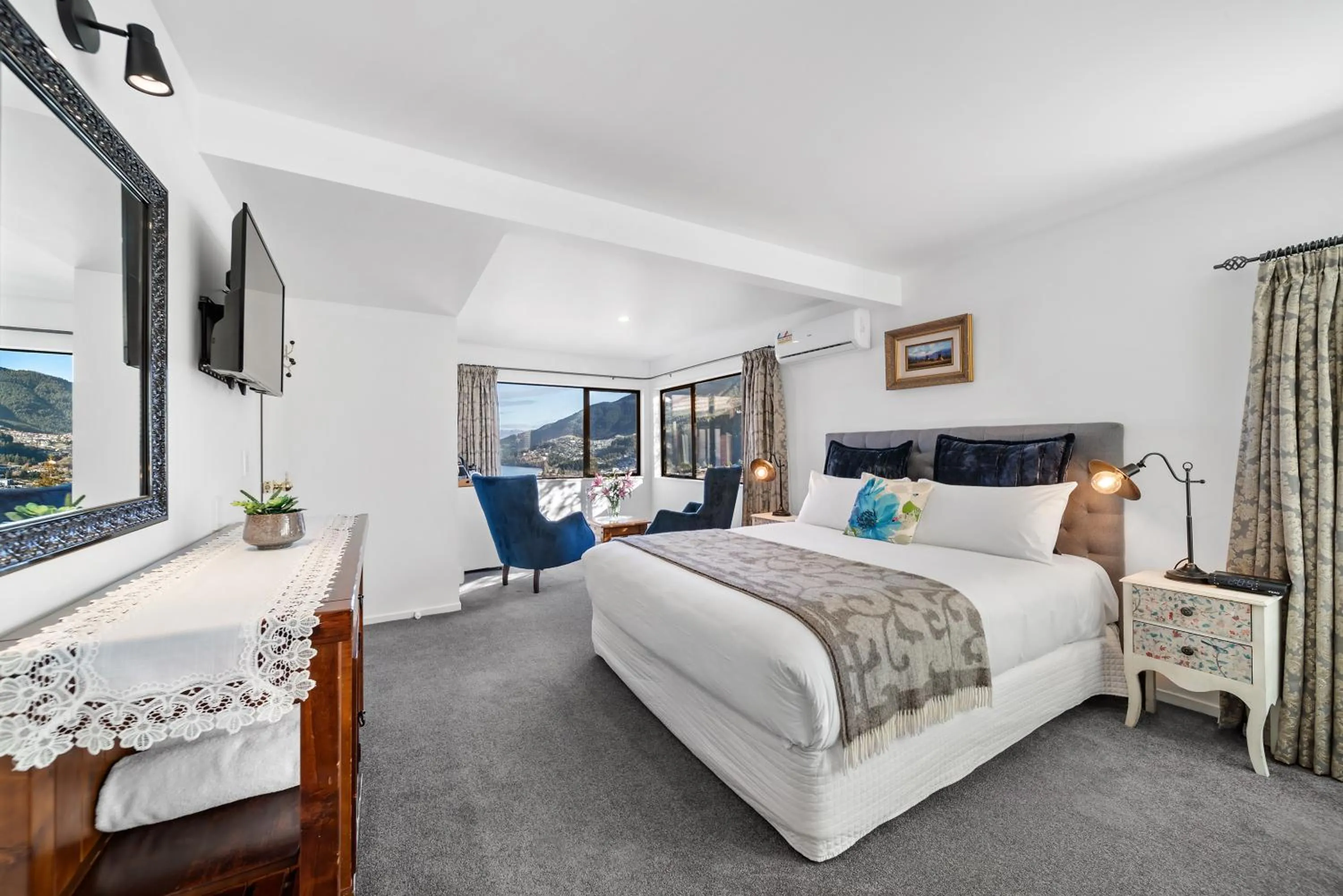 Photo of the whole room, Bed in Balmoral Lodge