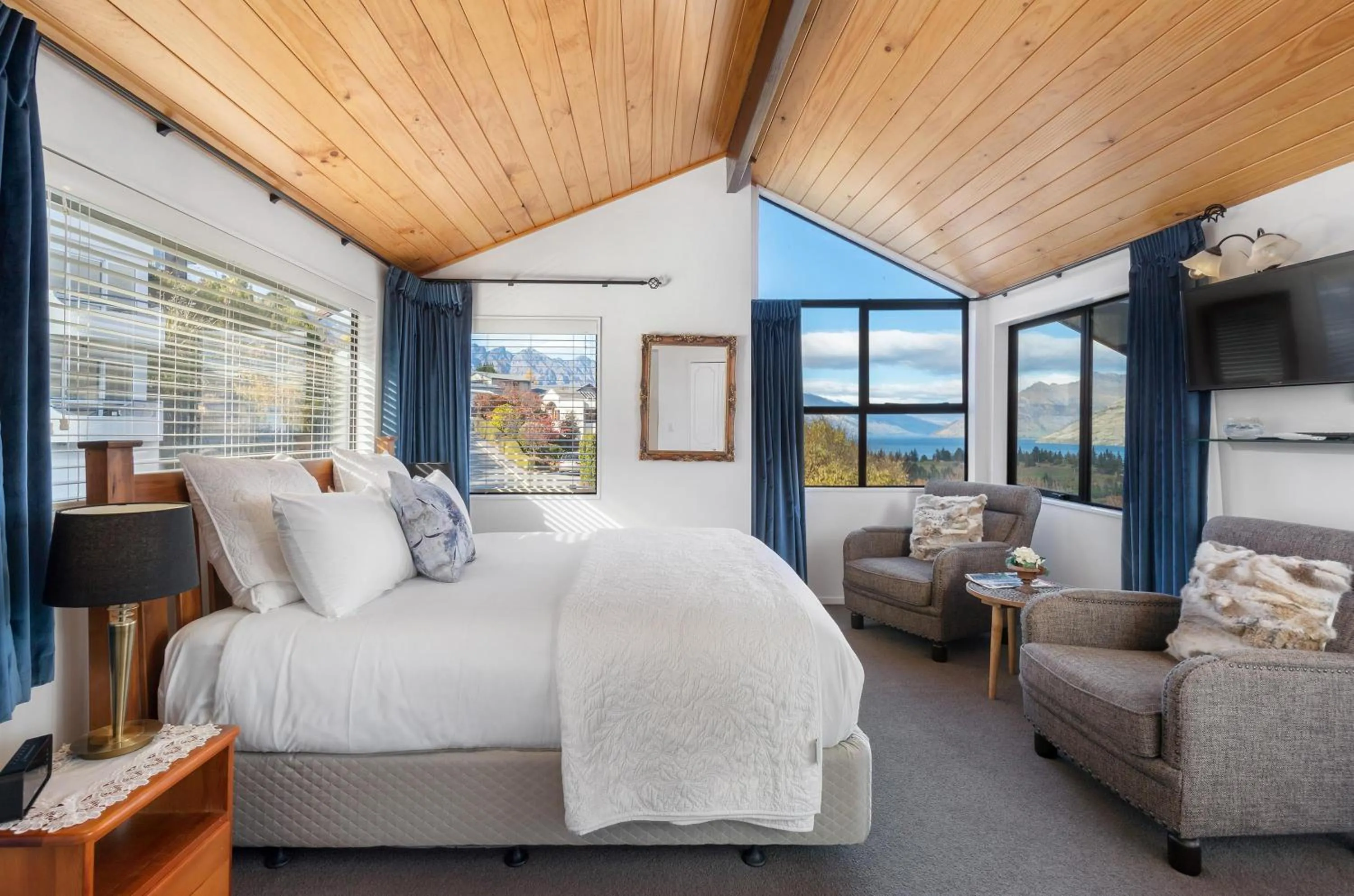 Photo of the whole room, Bed in Balmoral Lodge