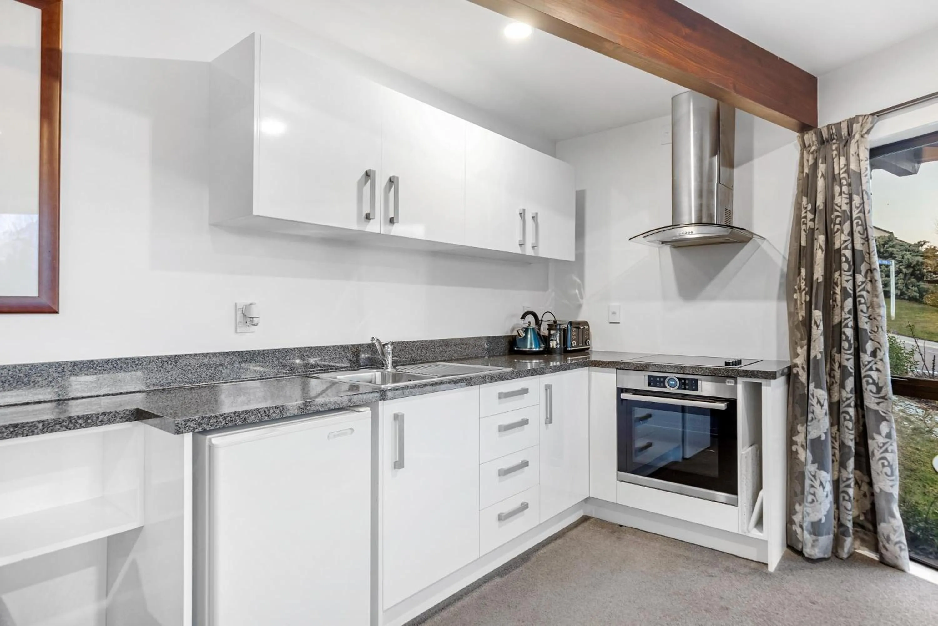 Kitchen or kitchenette in Balmoral Lodge
