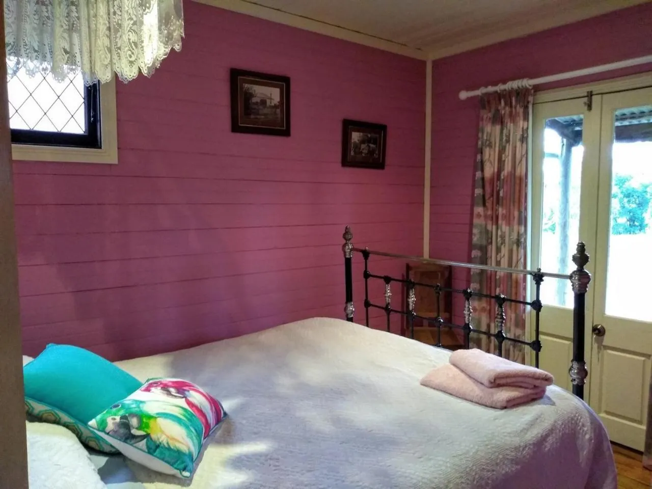 Bed in Colby Cottages, Wooragee near Beechworth
