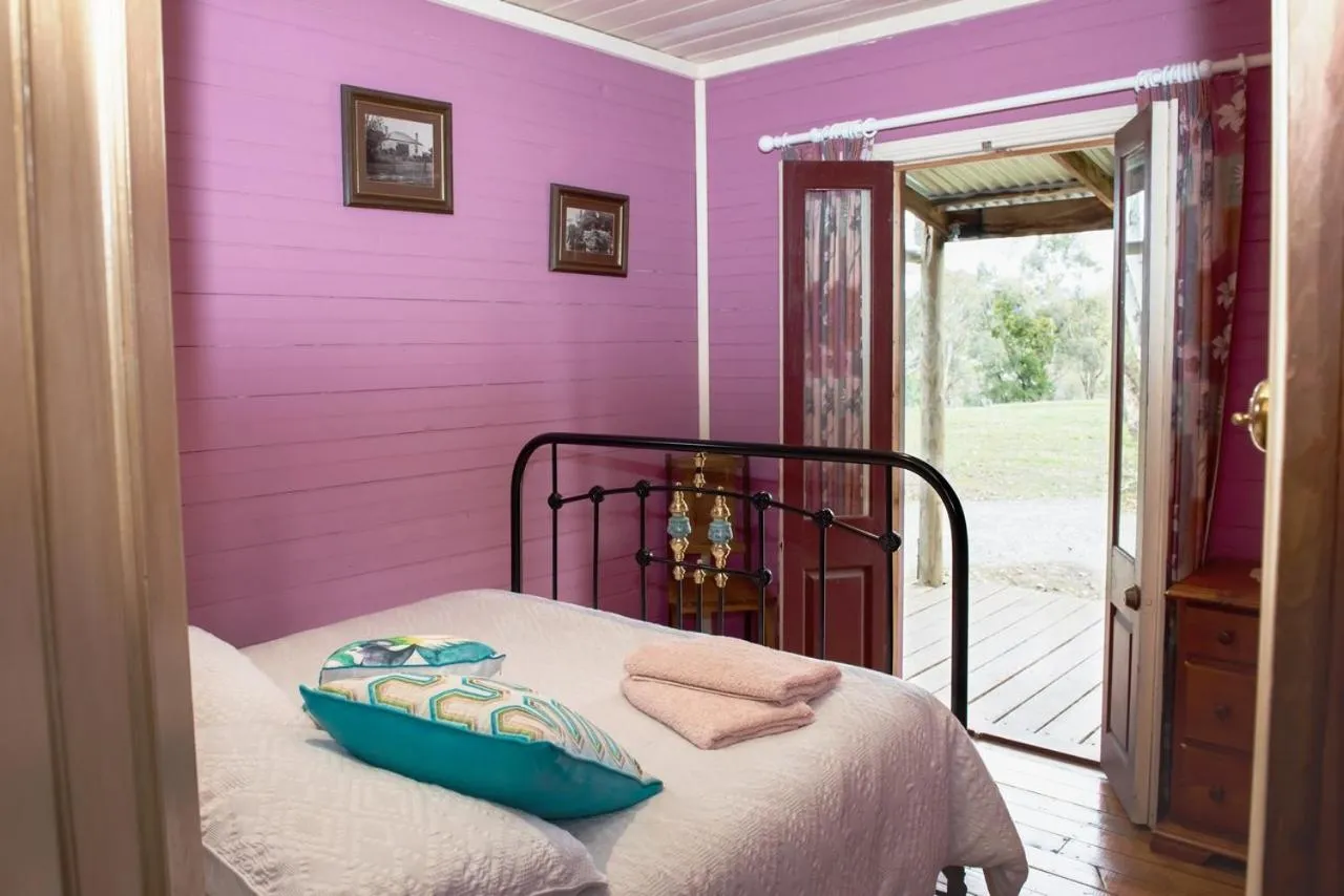 Bed in Colby Cottages, Wooragee near Beechworth
