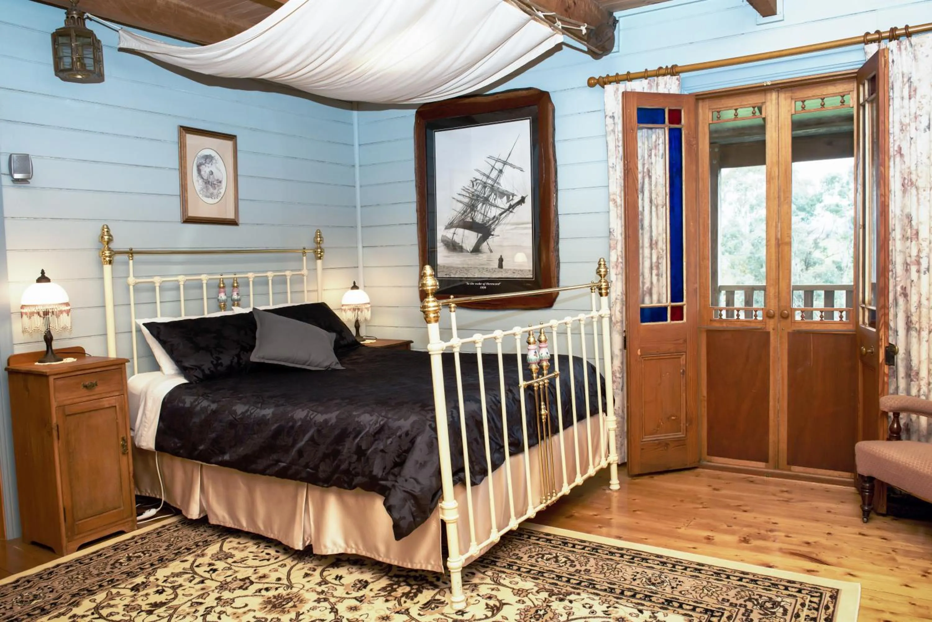 Bed in Colby Cottages, Wooragee near Beechworth