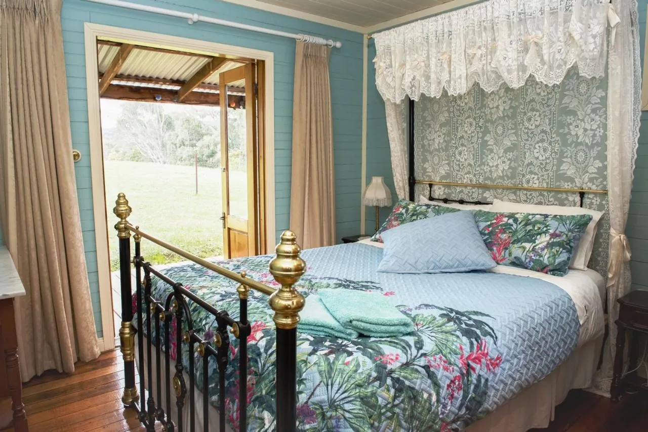 Bed in Colby Cottages, Wooragee near Beechworth