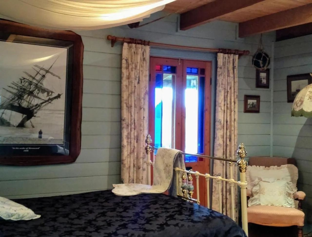 Bed in Colby Cottages, Wooragee near Beechworth