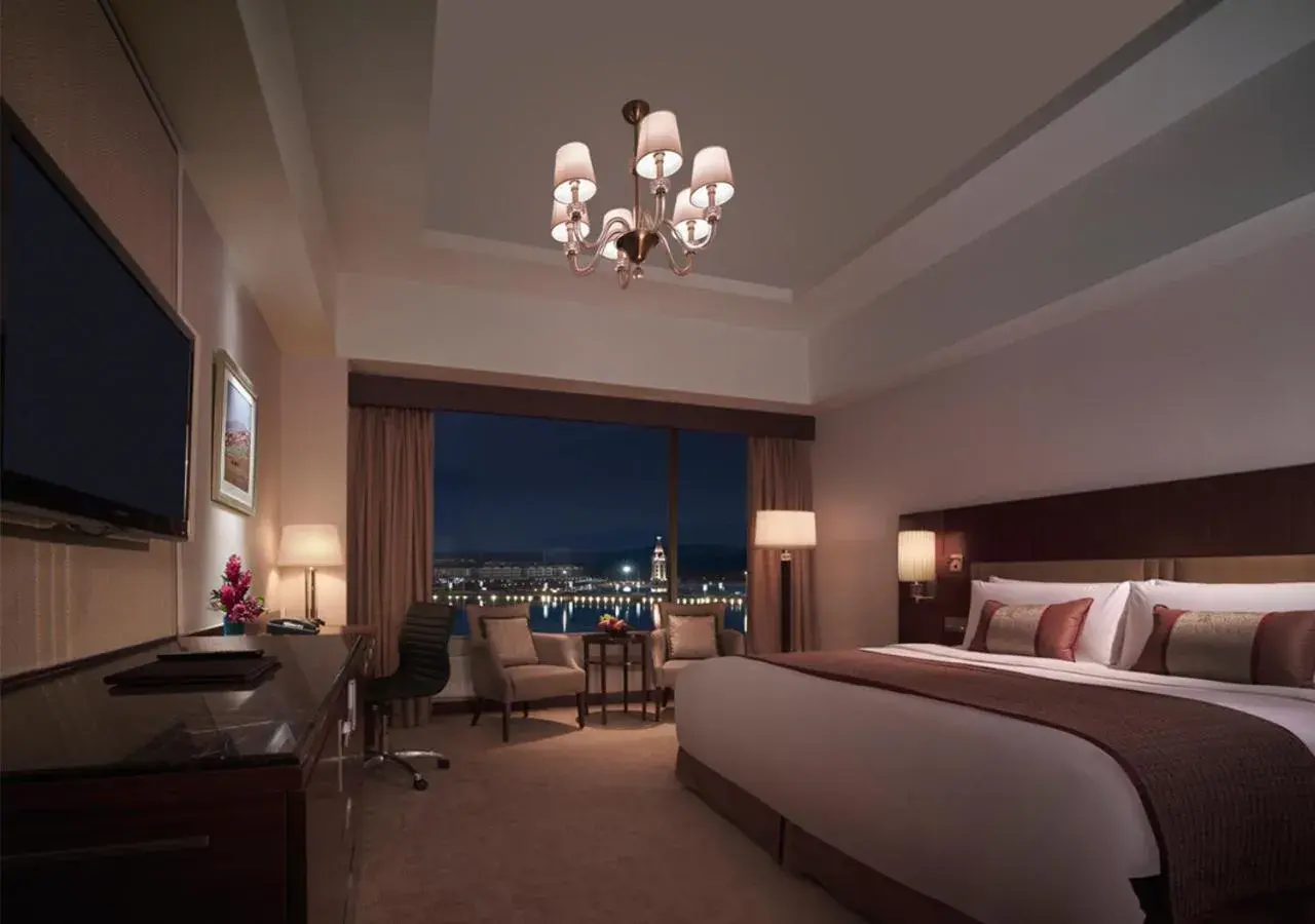 Deluxe King Room with Lake View in Shangri-La Manzhouli Deluxe King Room with Lake View in Shangri-La Manzhouli