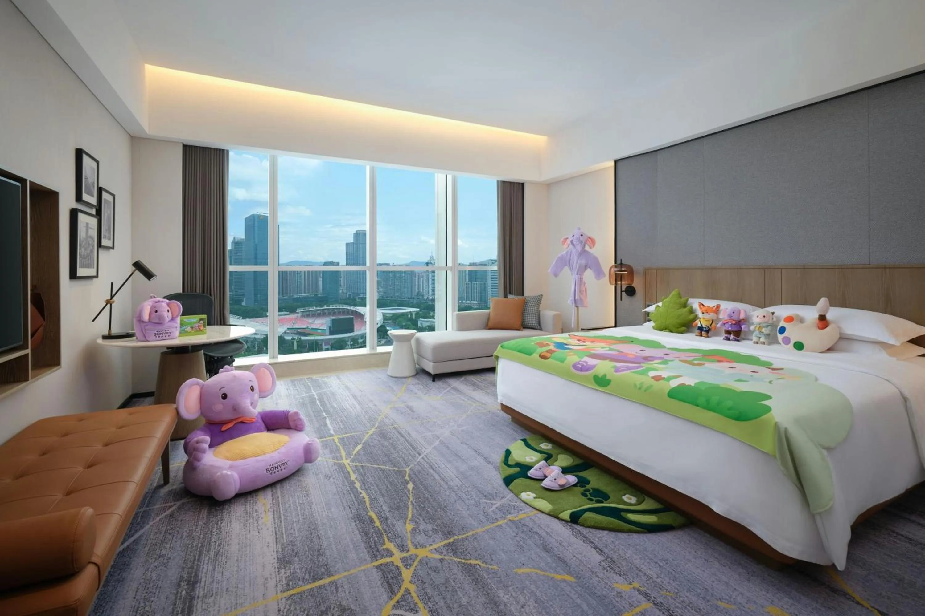 Photo of the whole room, Bed in Sheraton Guangzhou Hotel