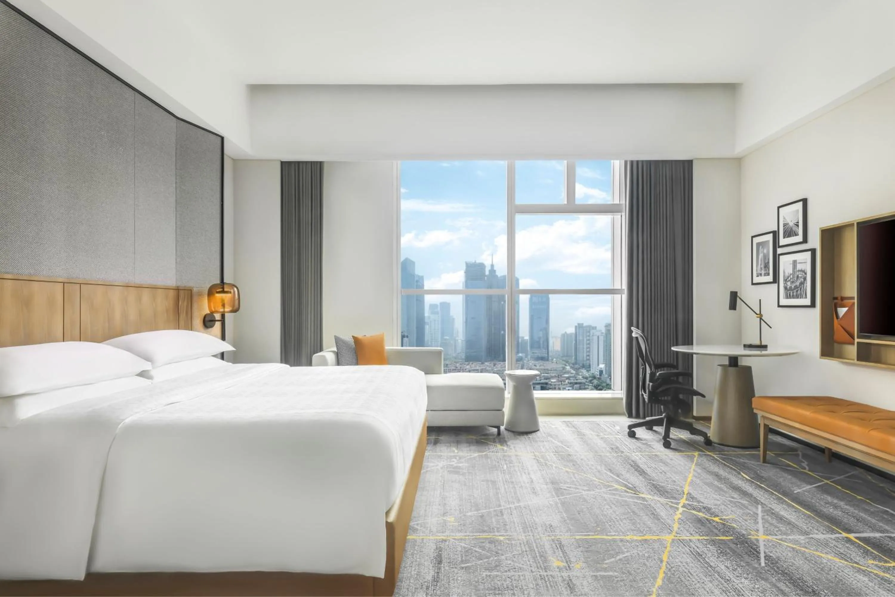 Photo of the whole room, Bed in Sheraton Guangzhou Hotel