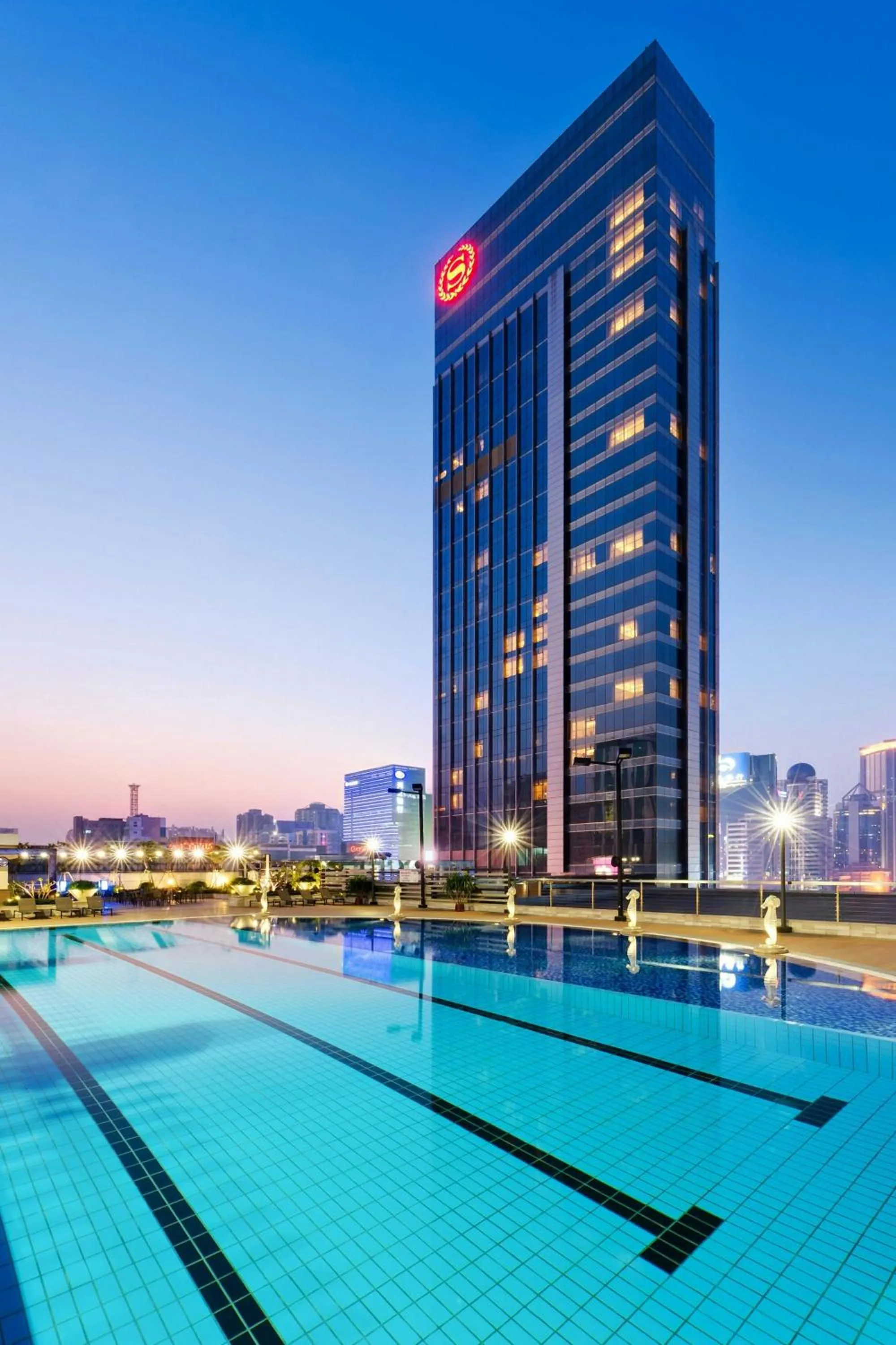 Swimming pool in Sheraton Guangzhou Hotel