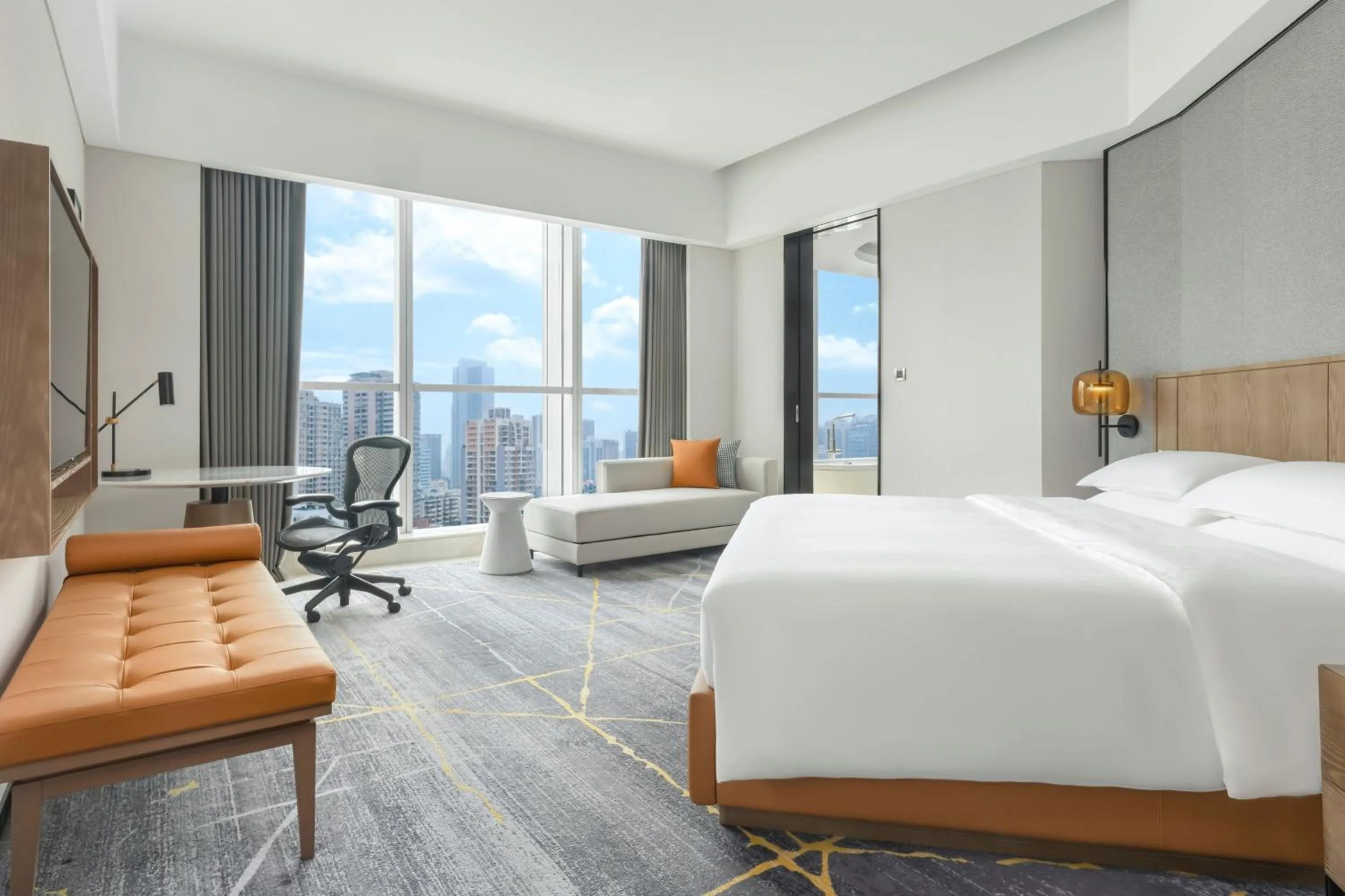 Photo of the whole room, Bed in Sheraton Guangzhou Hotel