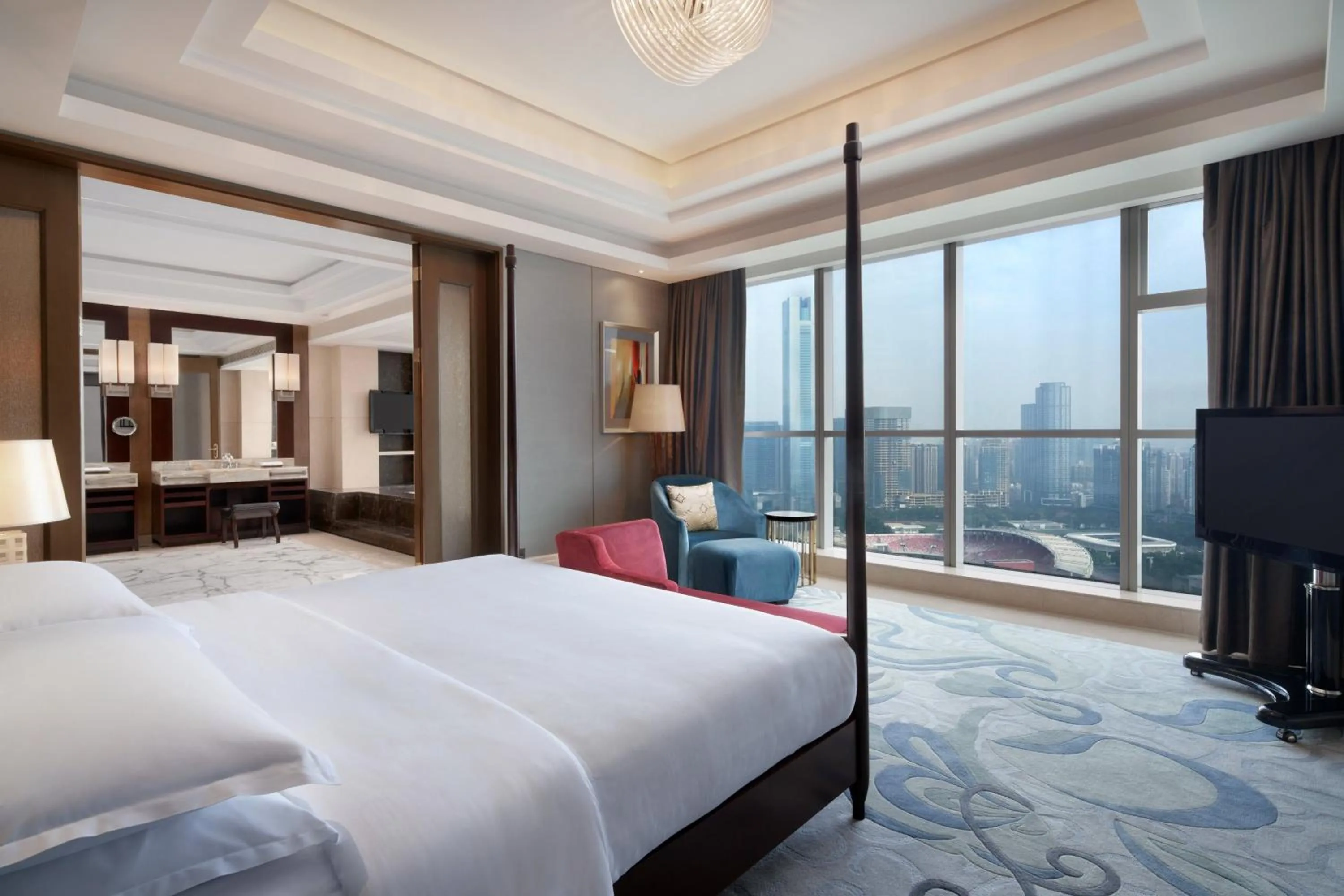Photo of the whole room, Bed in Sheraton Guangzhou Hotel