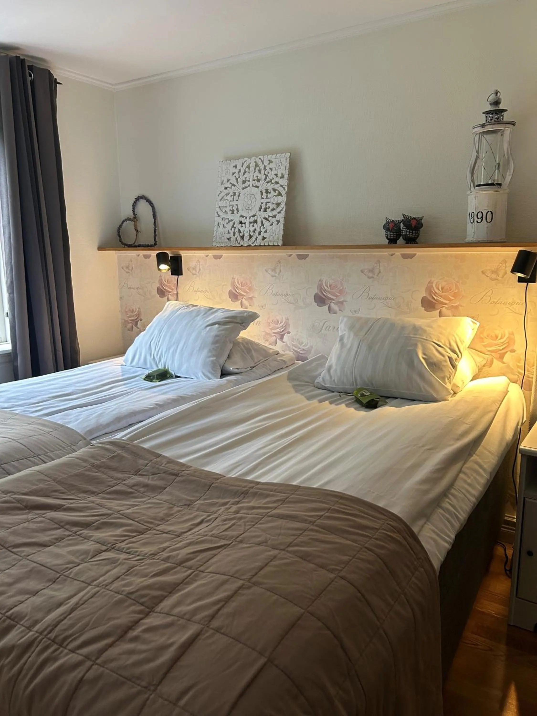 Bed in STF Korrö Gårdshotell