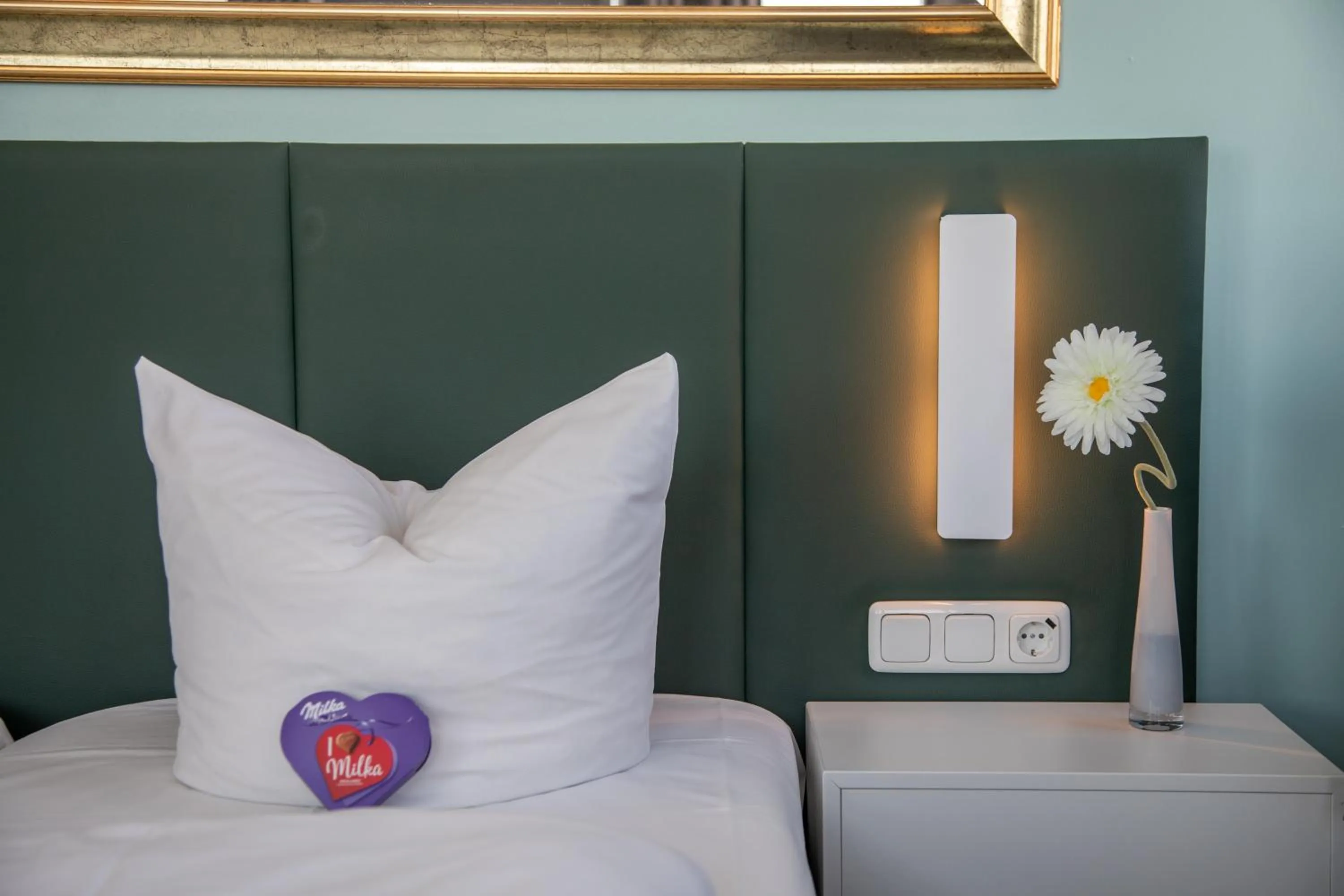 Photo of the whole room, Bed in AUSZEIT DAS HOTEL Asbach-Bäumenheim