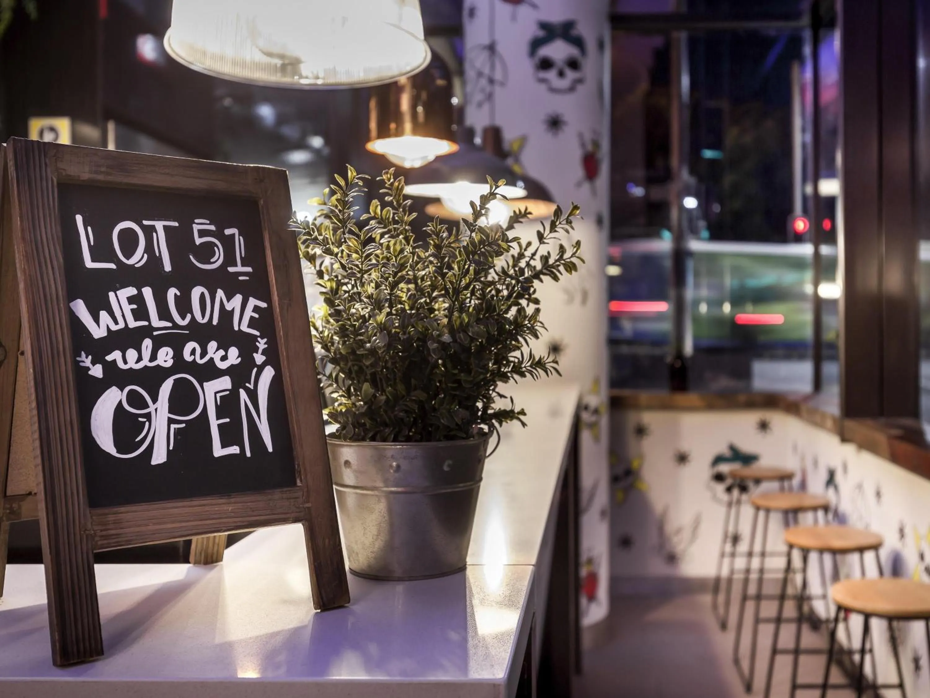 Lounge or bar in ibis Sydney Barangaroo